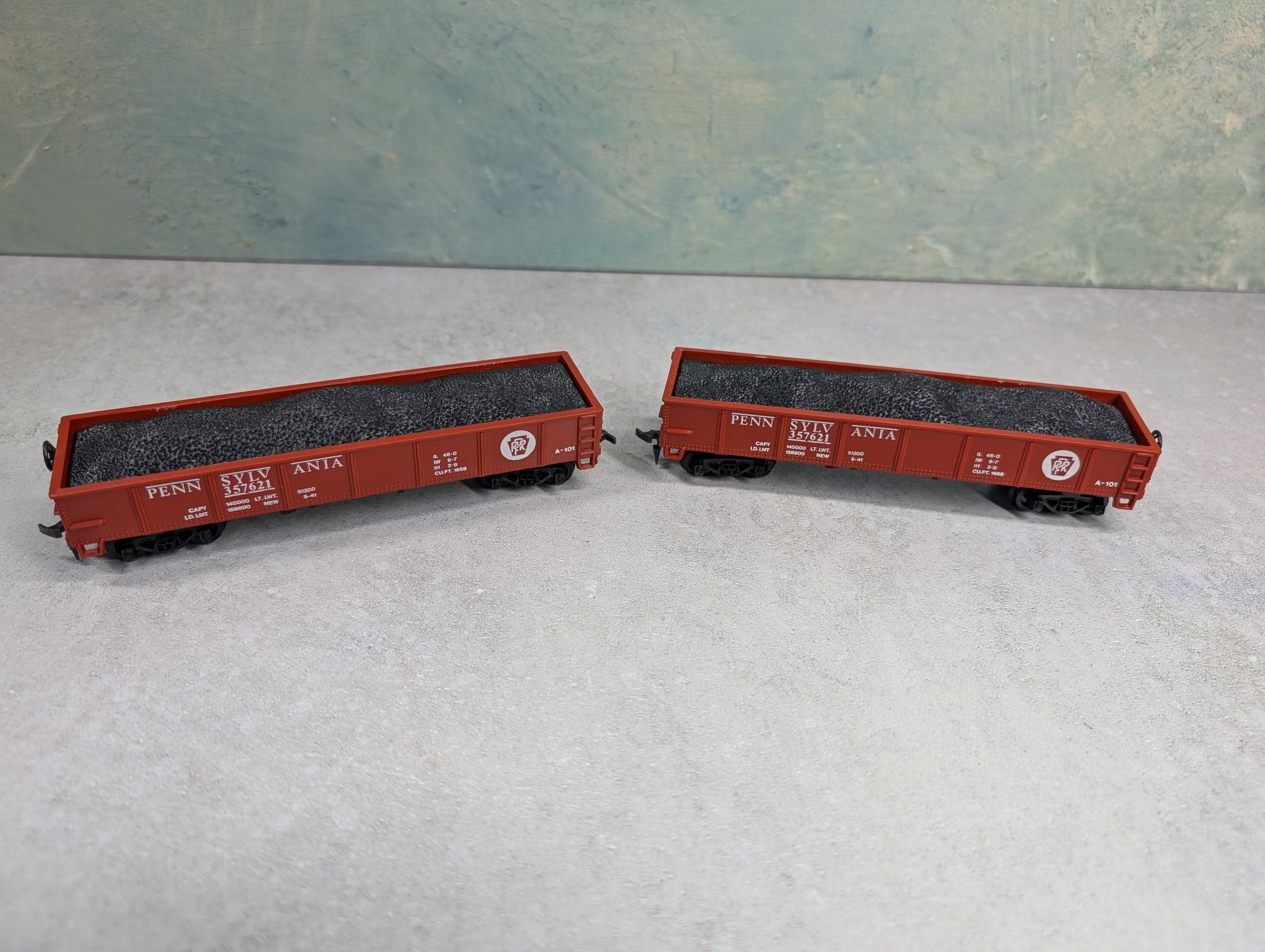 USED Model Power HO Scale 40' Gondola Pennsylvania #357621 Red w/ Load (2 pcs)