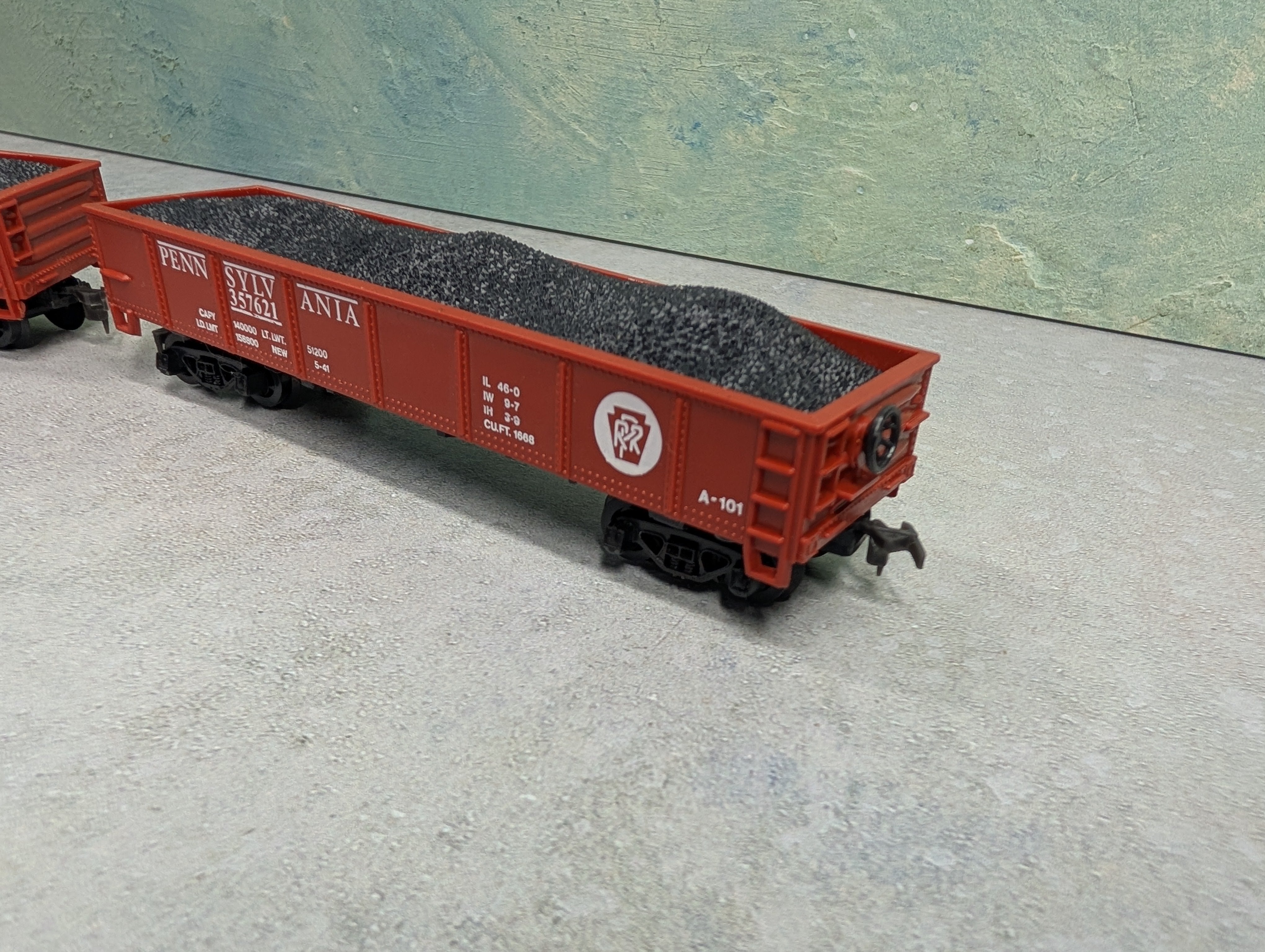 USED Model Power HO Scale 40' Gondola Pennsylvania #357621 Red w/ Load (2 pcs)