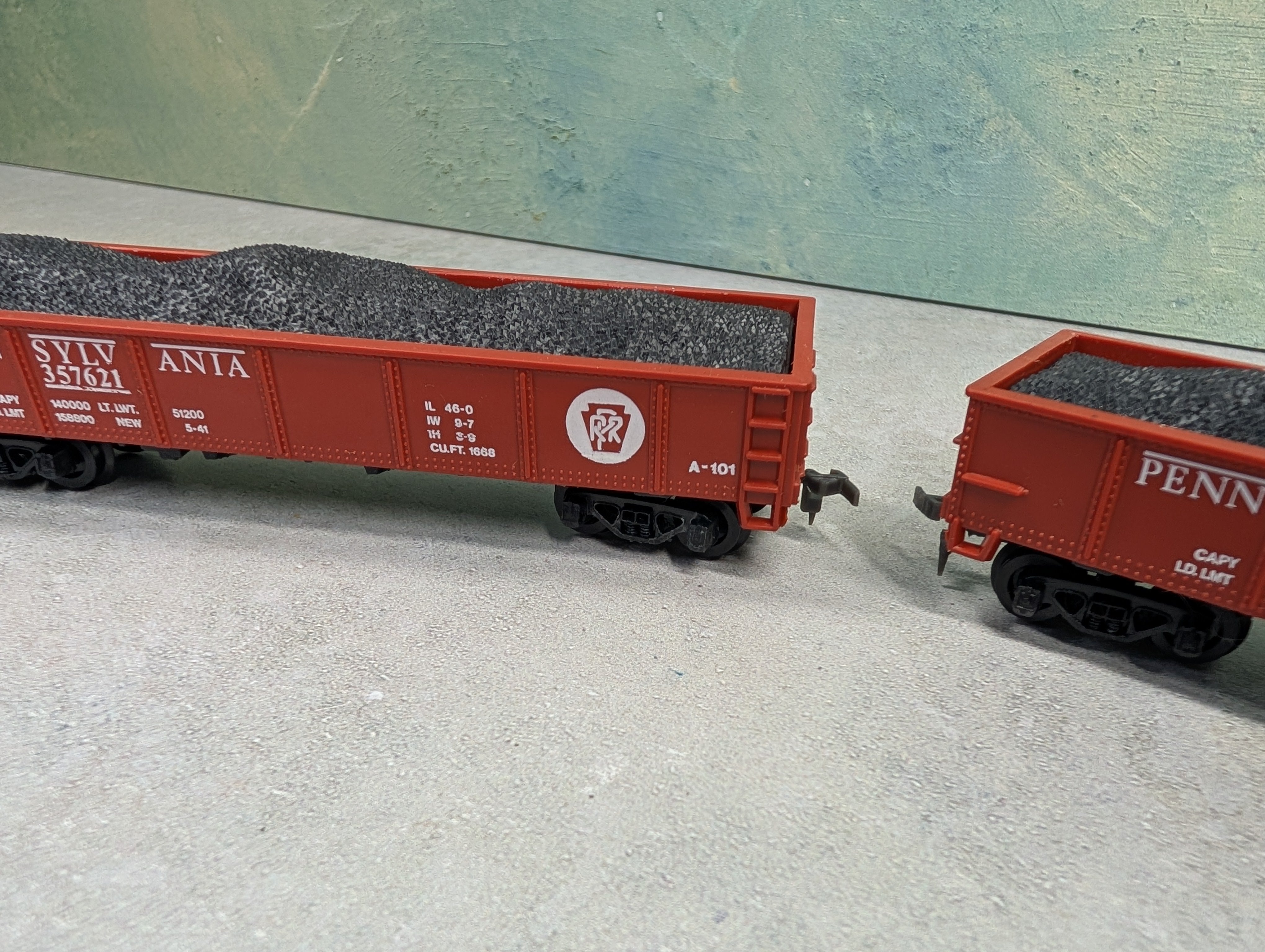USED Model Power HO Scale 40' Gondola Pennsylvania #357621 Red w/ Load (2 pcs)
