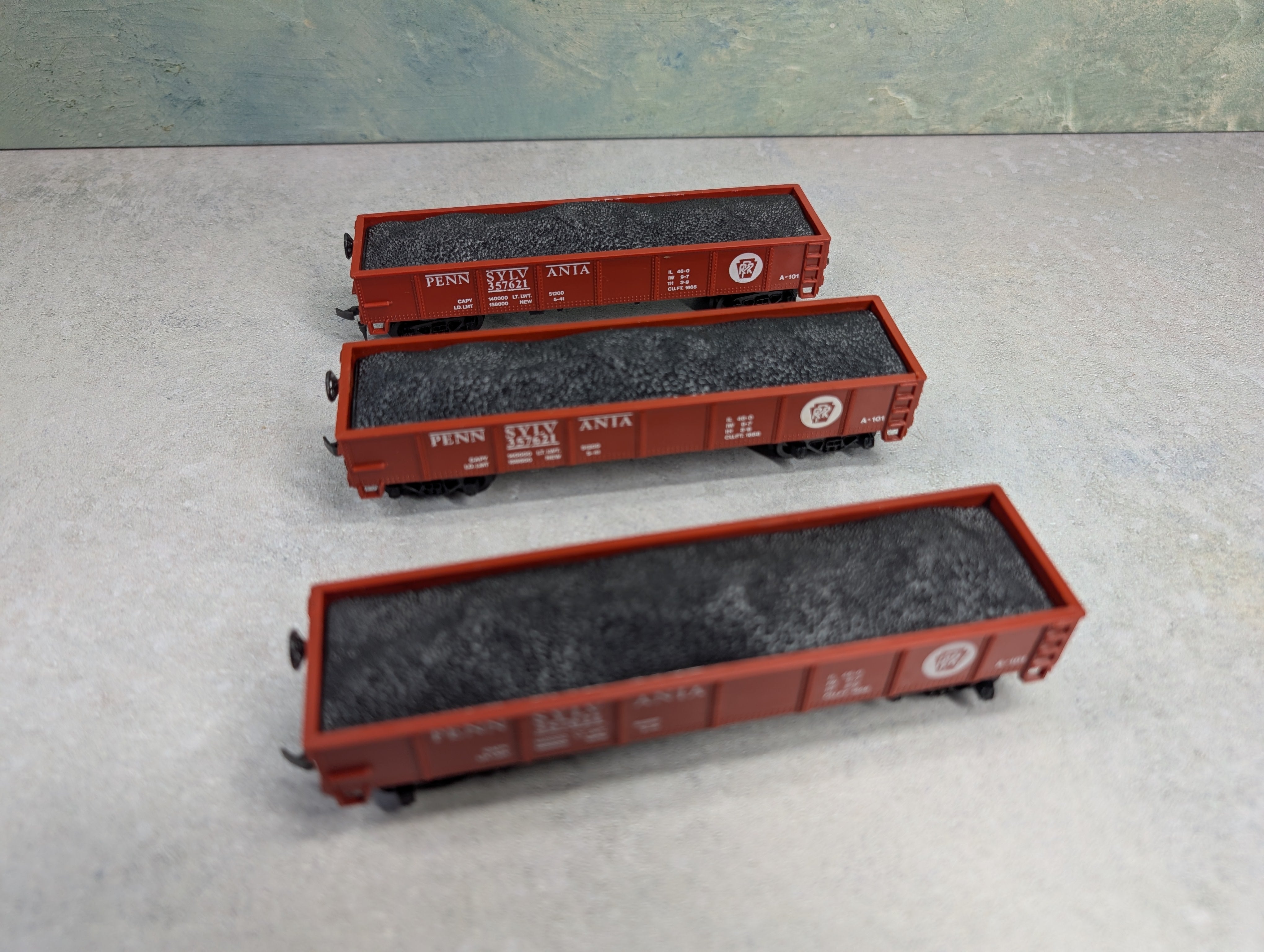 USED Model Power HO Scale 40' Gondola Pennsylvania #357621 Red w/ Load (3 pcs)