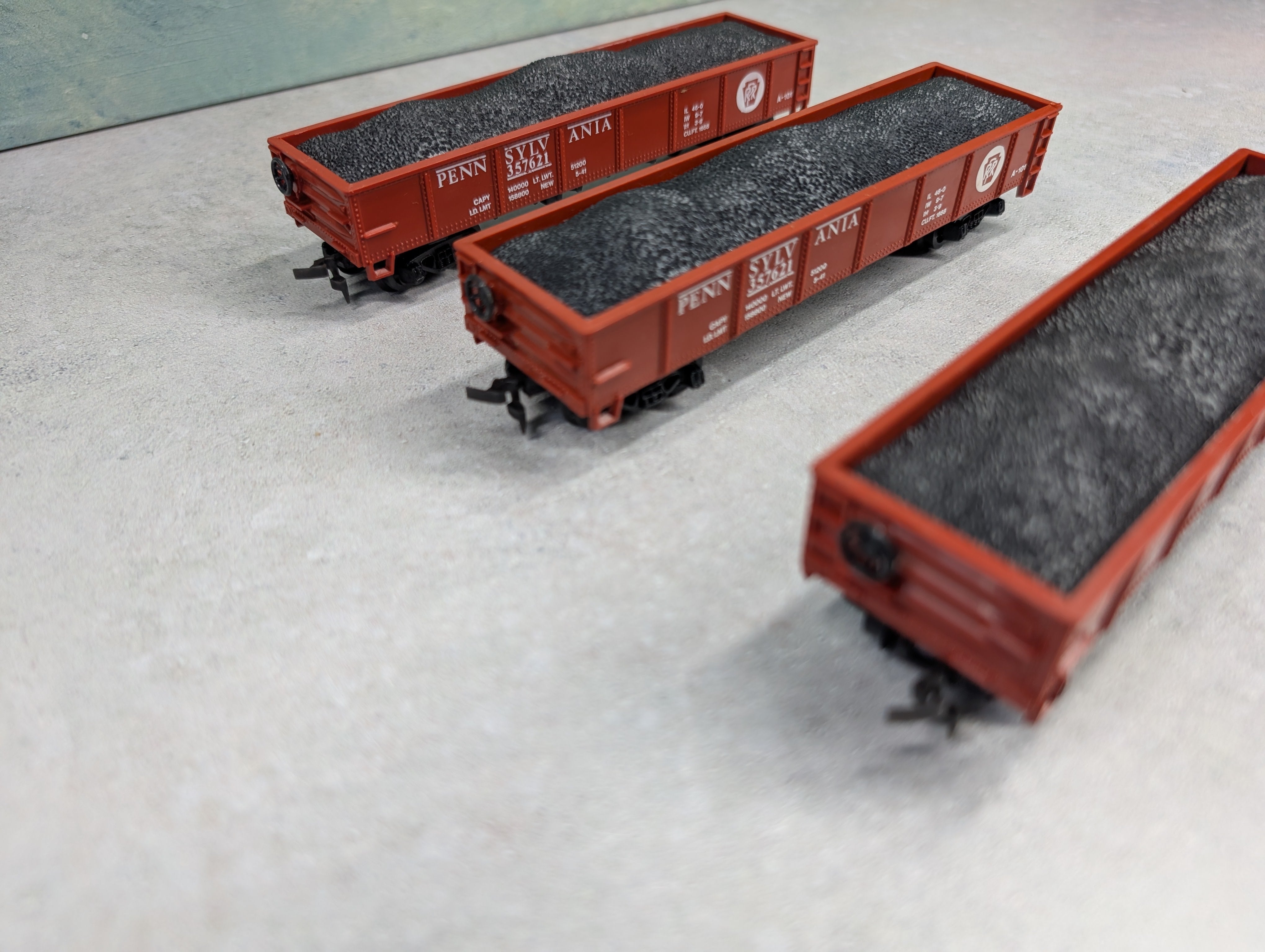 USED Model Power HO Scale 40' Gondola Pennsylvania #357621 Red w/ Load (3 pcs)