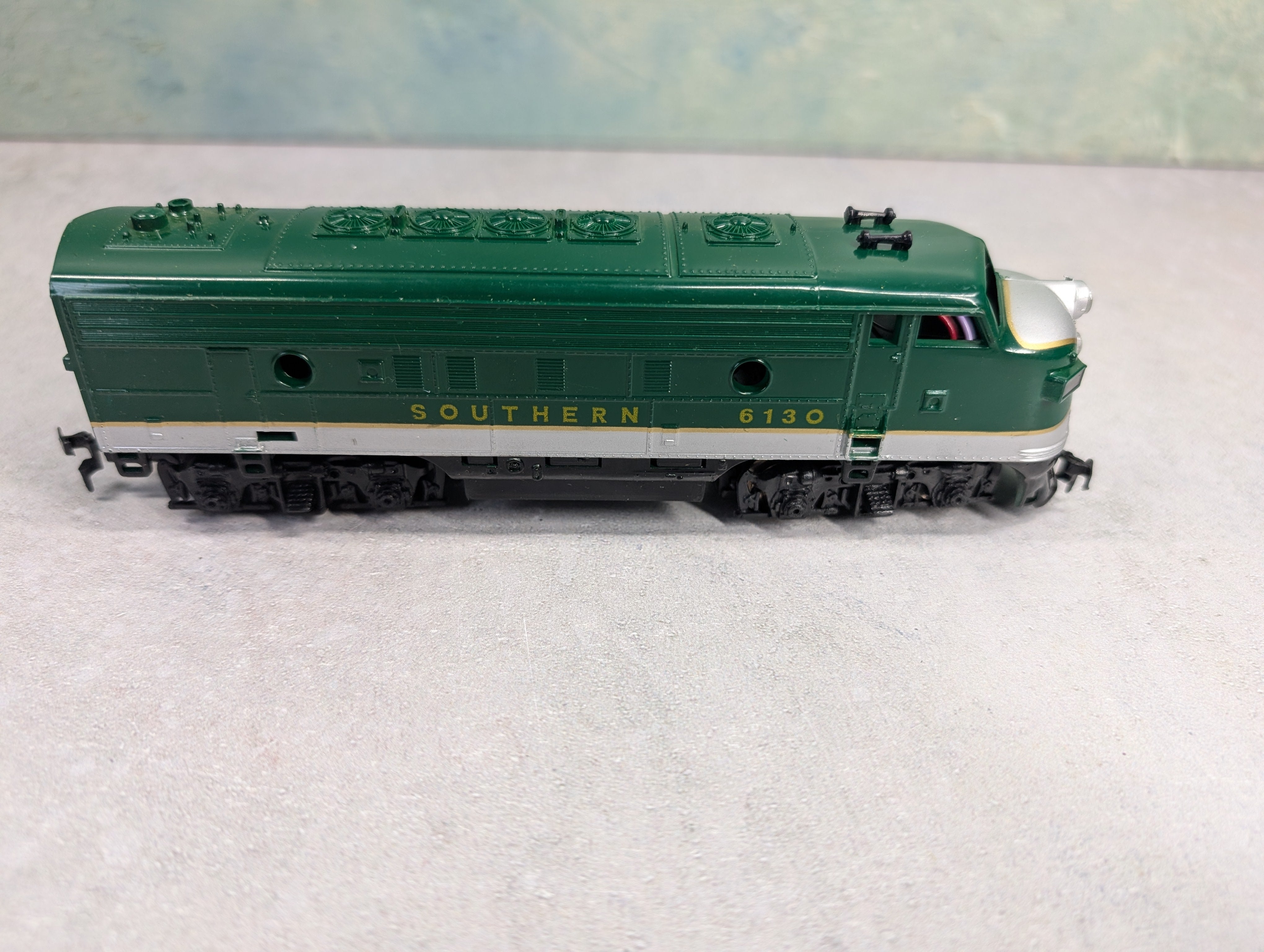 USED Life-Like HO Scale F-7 Diesel Locomotive Southern #6130 Parts/Repairs DC
