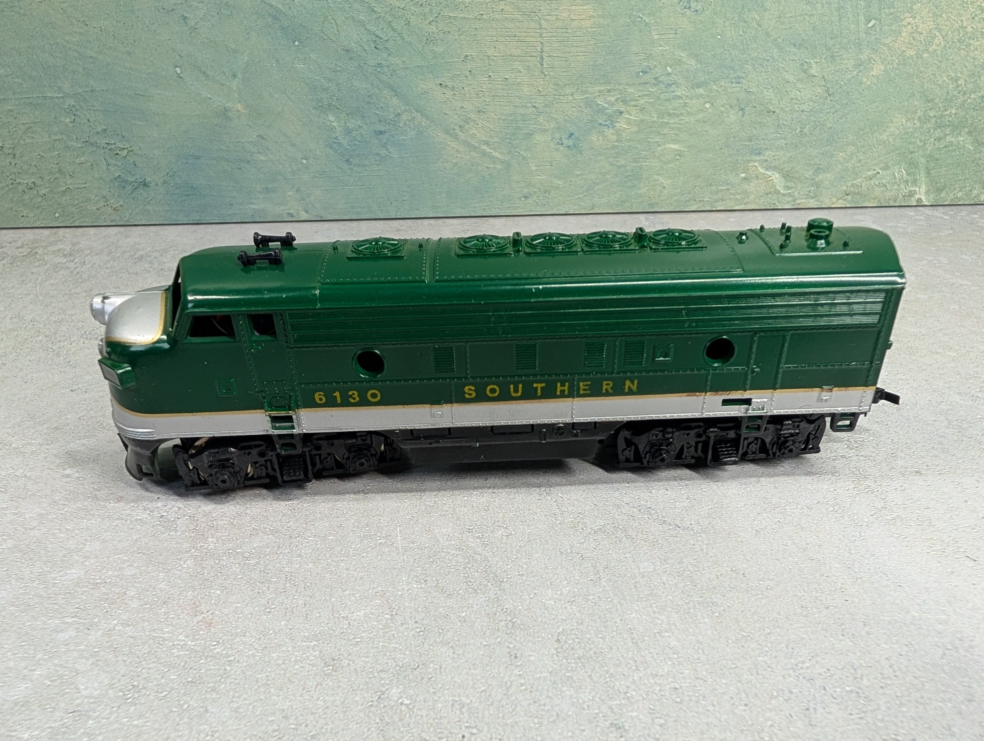 USED Life-Like HO Scale F-7 Diesel Locomotive Southern #6130 Parts/Repairs DC
