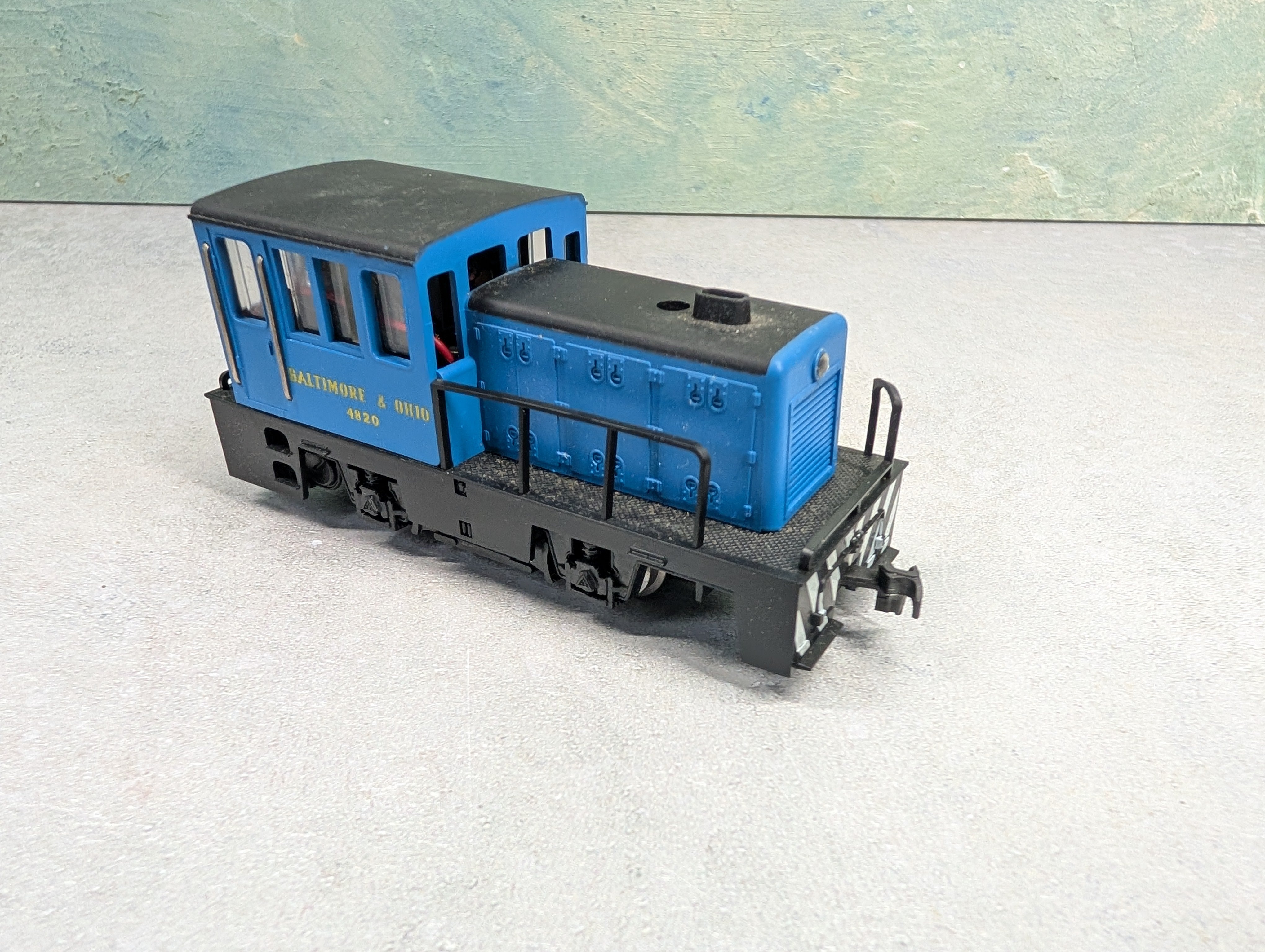 USED AHM HO Scale 35 Ton Switcher Diesel Locomotive Baltimore and Ohio #4820 Runs Great DC