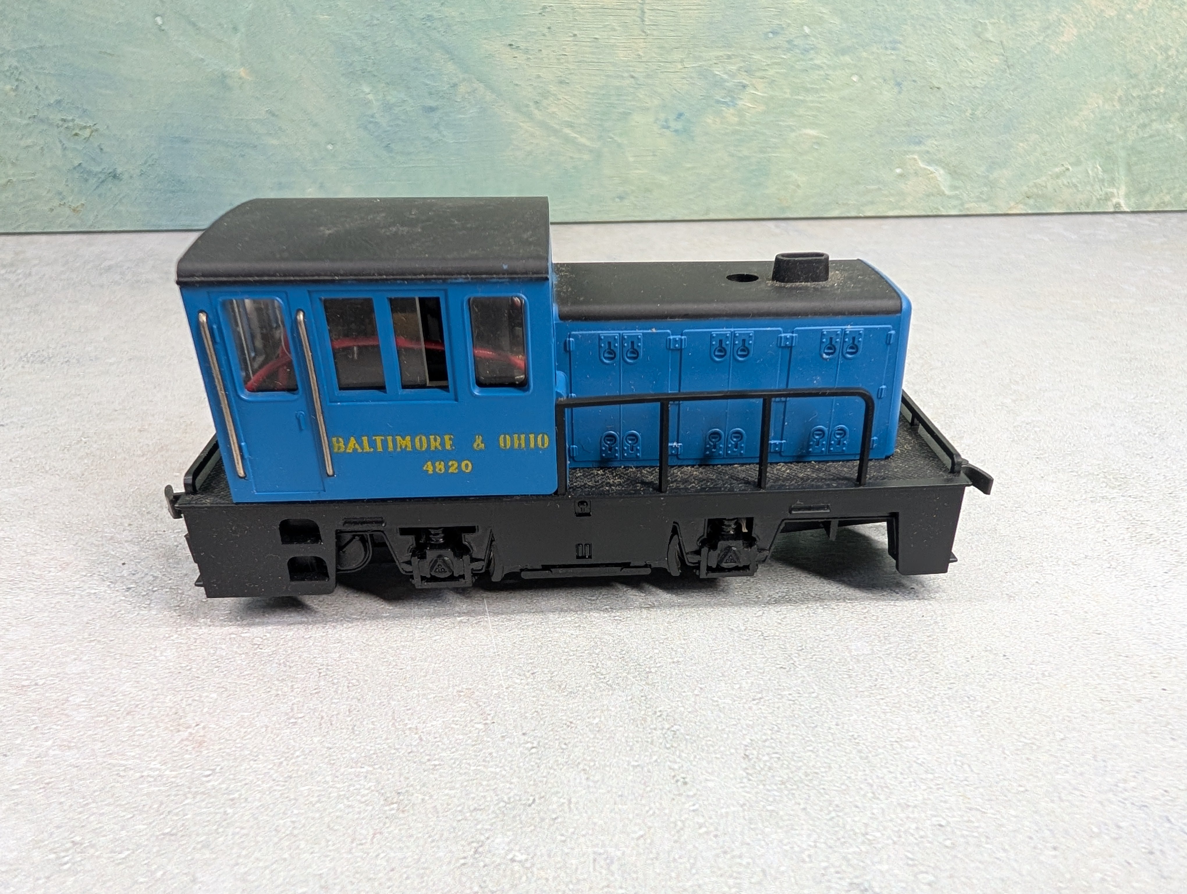 USED AHM HO Scale 35 Ton Switcher Diesel Locomotive Baltimore and Ohio #4820 Runs Great DC