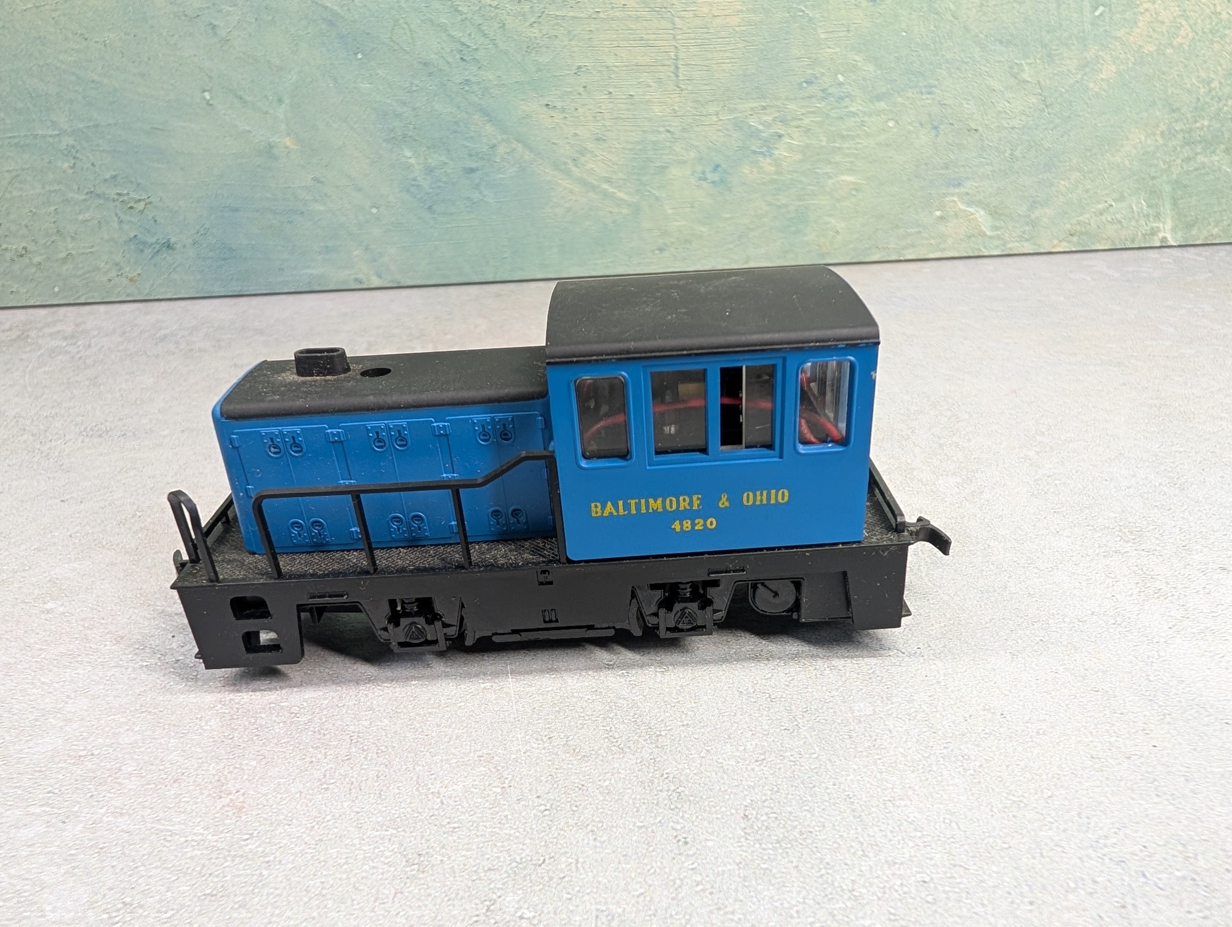 USED AHM HO Scale 35 Ton Switcher Diesel Locomotive Baltimore and Ohio #4820 Runs Great DC