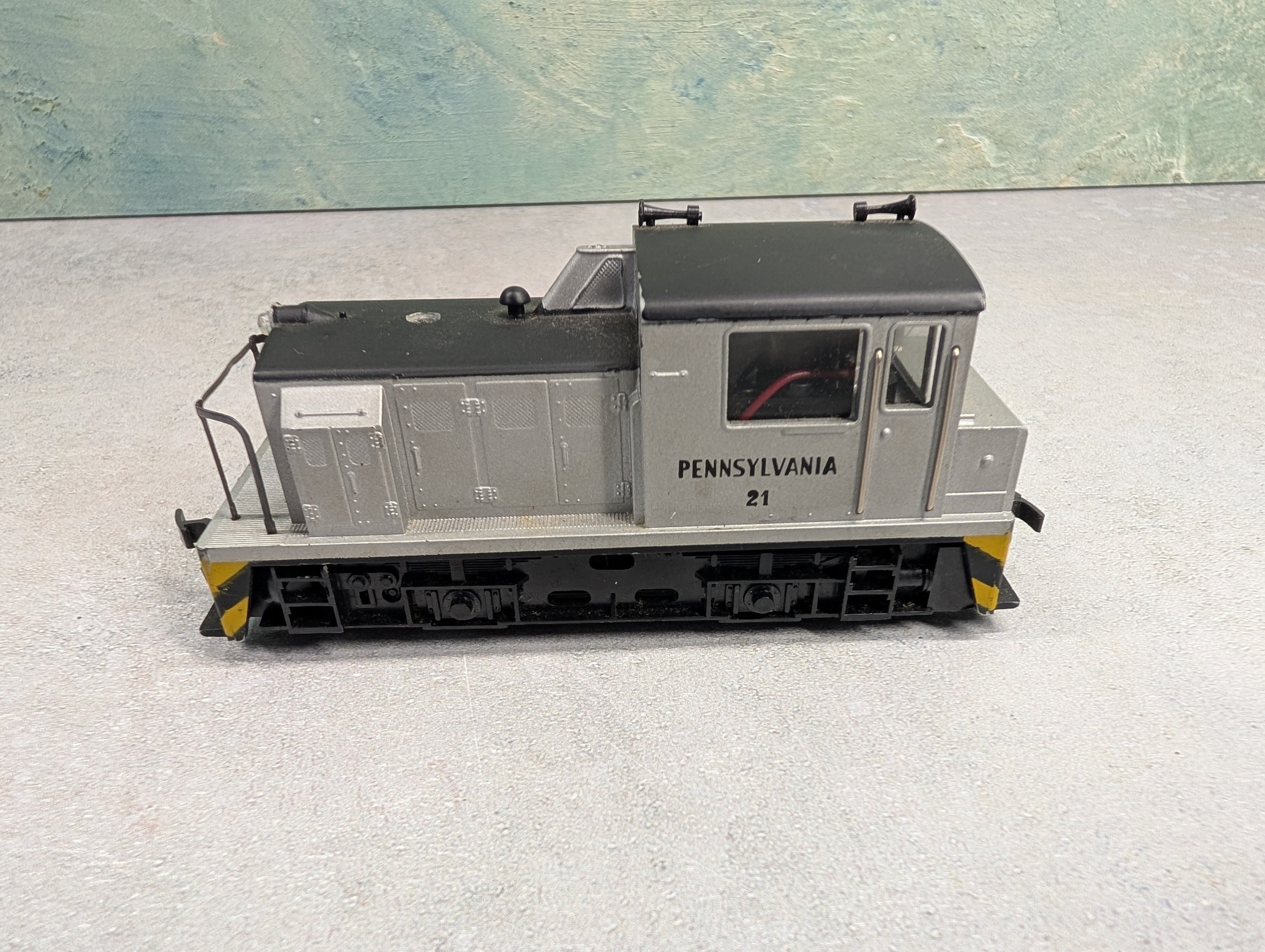 USED AHM HO Scale MDT Switcher Diesel Locomotive Pennsylvania #21 Parts/Repairs DC