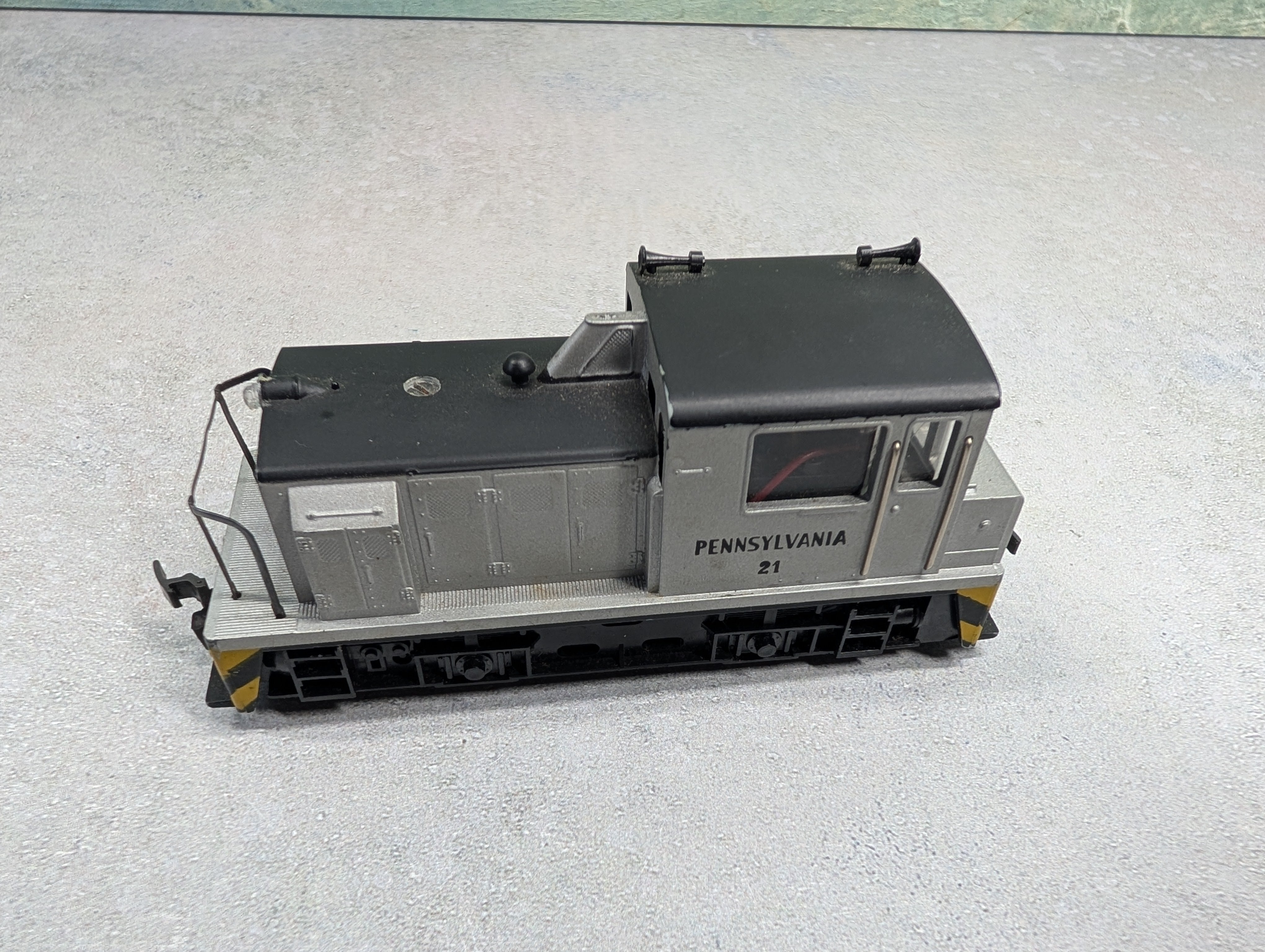 USED AHM HO Scale MDT Switcher Diesel Locomotive Pennsylvania #21 Parts/Repairs DC