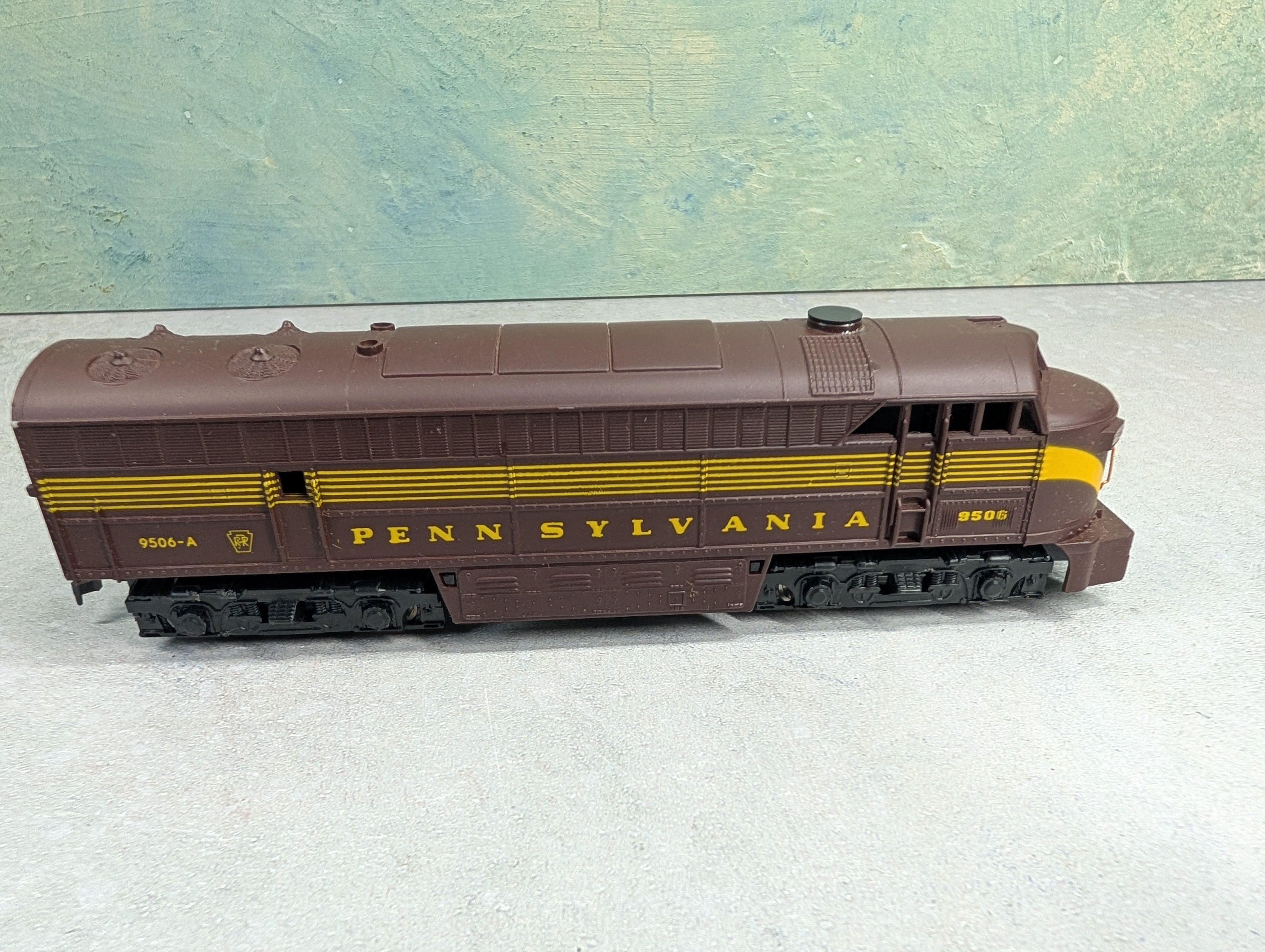 USED AHM HO Scale C-Liner Diesel Locomotive Pennsylvania #9506-A Unpowered