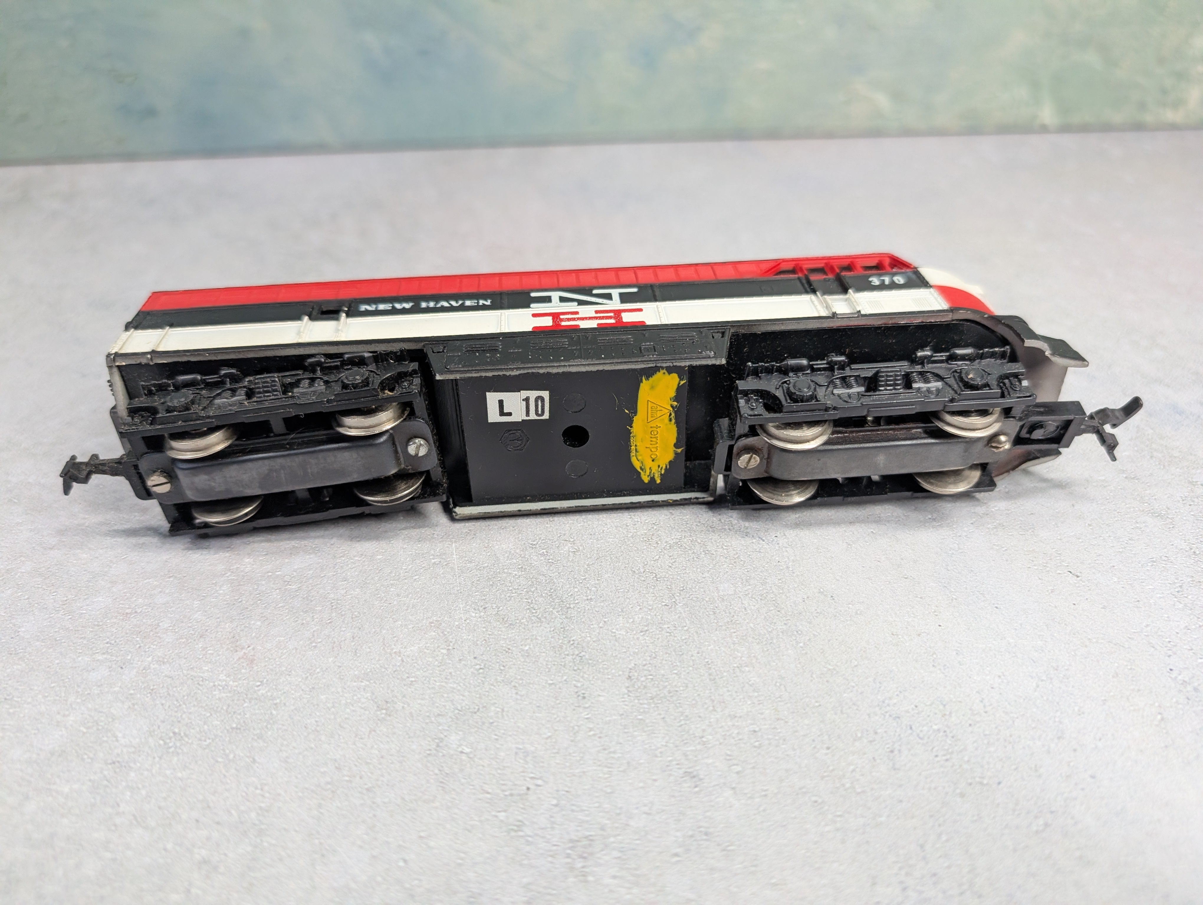 USED AHM HO Scale C-Liner Diesel Locomotive New Haven #370 Runs DC