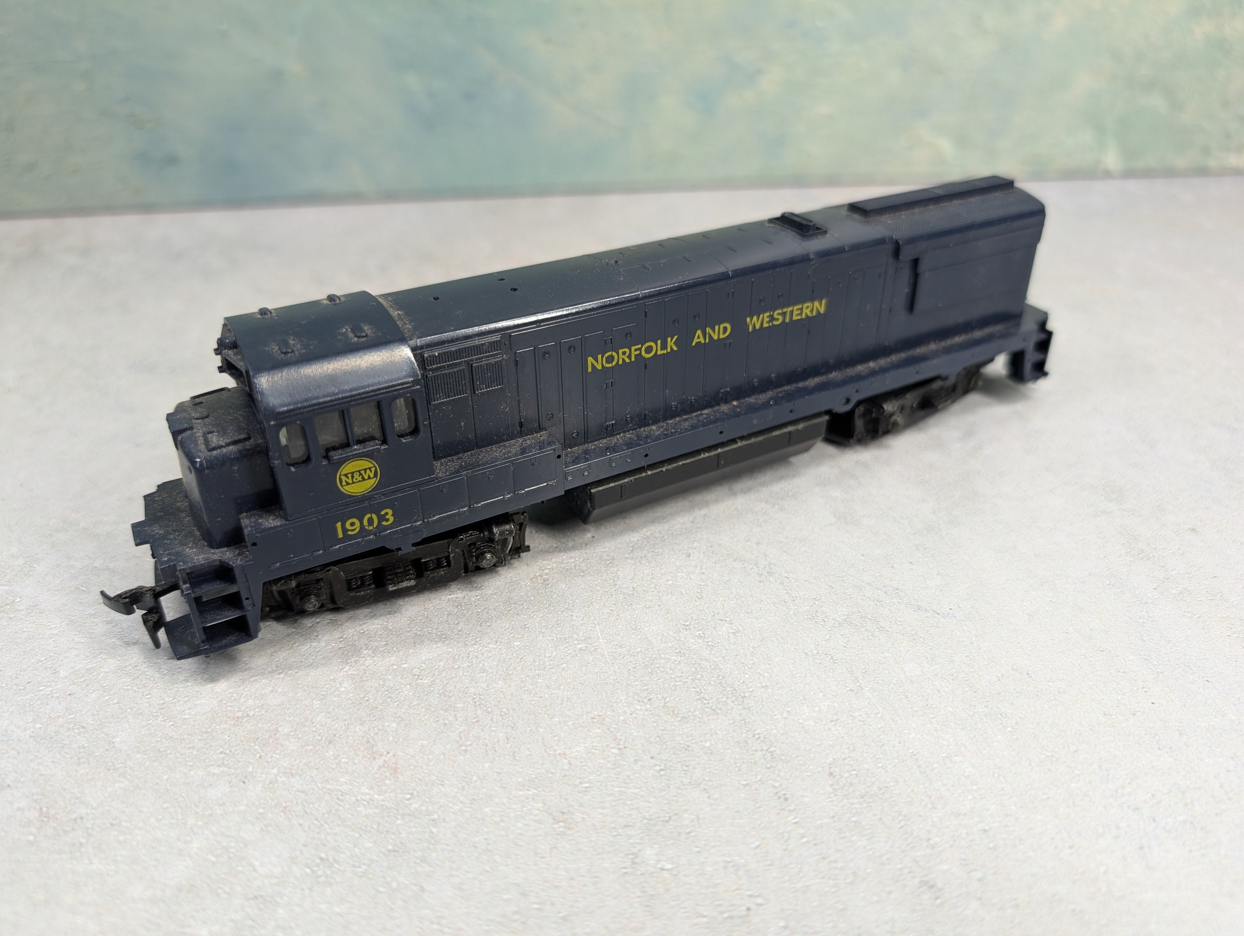 USED Athearn HO Scale U28B Diesel Locomotive Norfolk & Western #1903 Runs DC