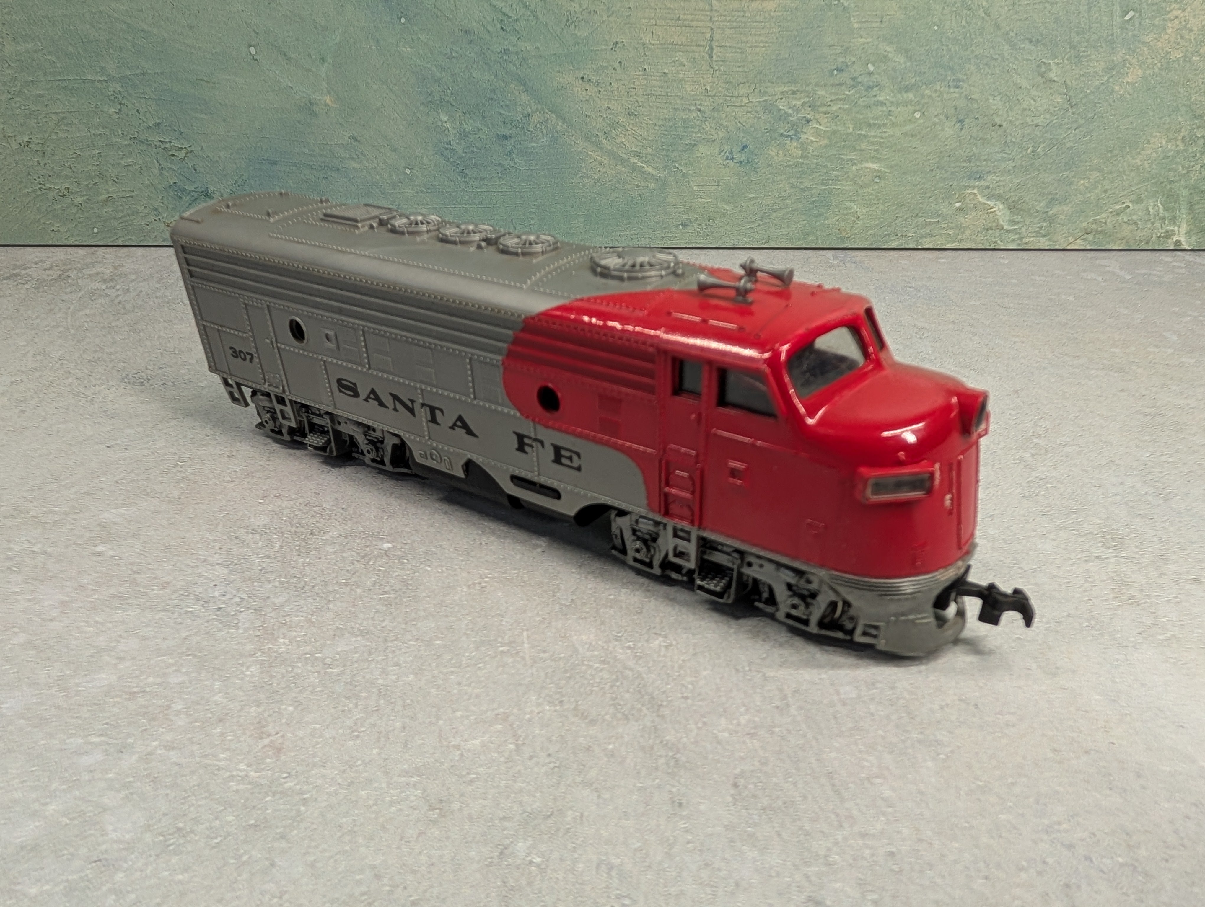 USED Bachmann HO Scale F9 Diesel Locomotive Santa Fe #307 Runs DC