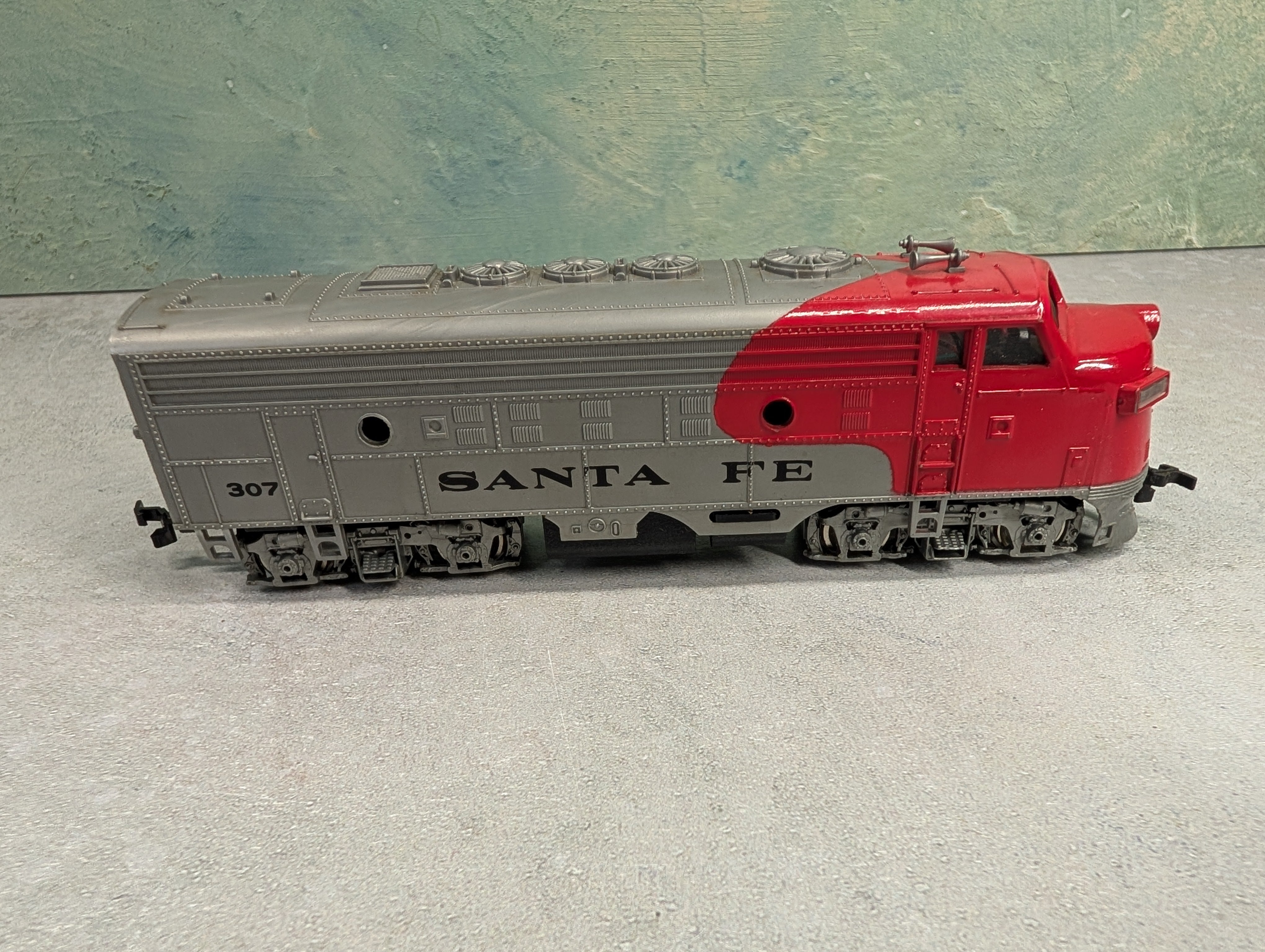 USED Bachmann HO Scale F9 Diesel Locomotive Santa Fe #307 Runs DC