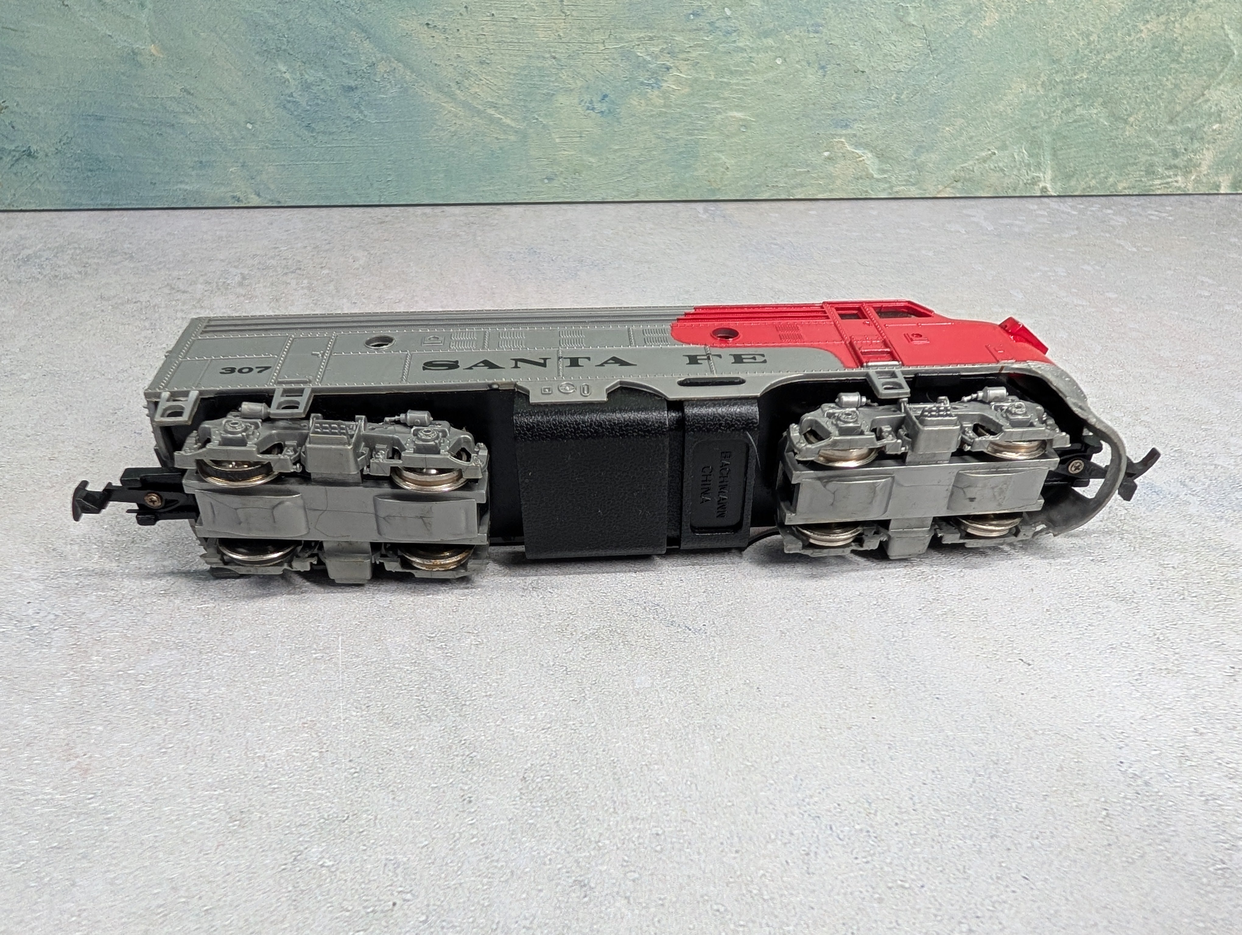 USED Bachmann HO Scale F9 Diesel Locomotive Santa Fe #307 Runs DC