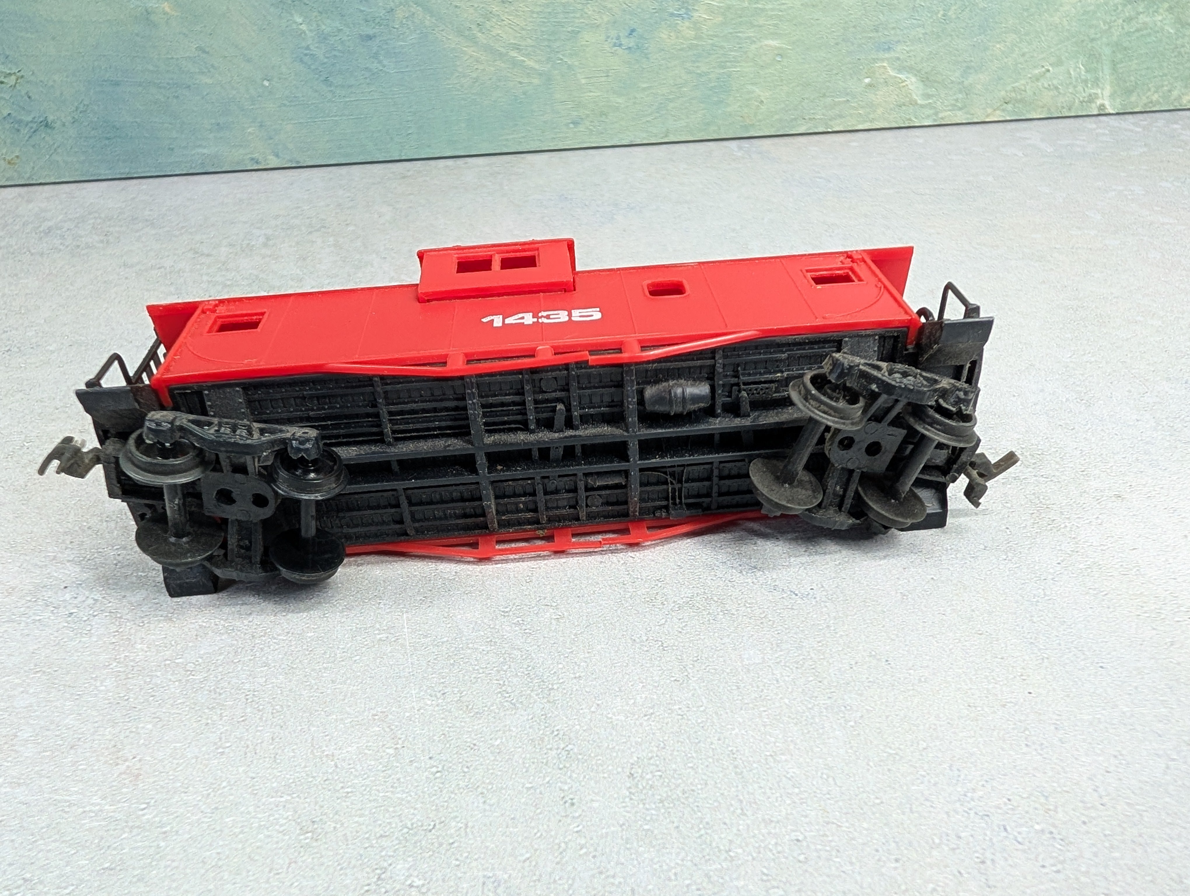 USED HO Scale Safety Red Caboose #1435