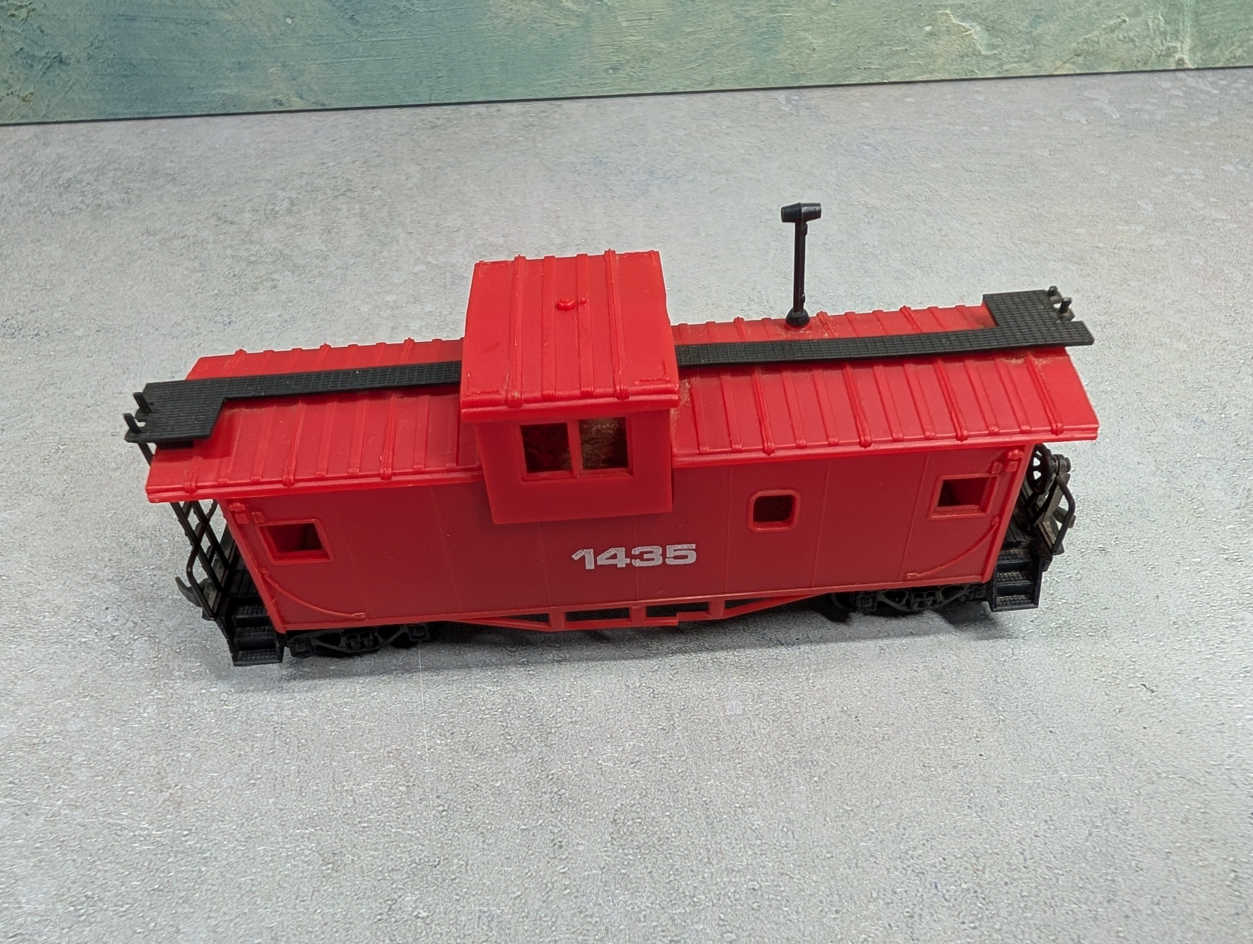 USED HO Scale Safety Red Caboose #1435