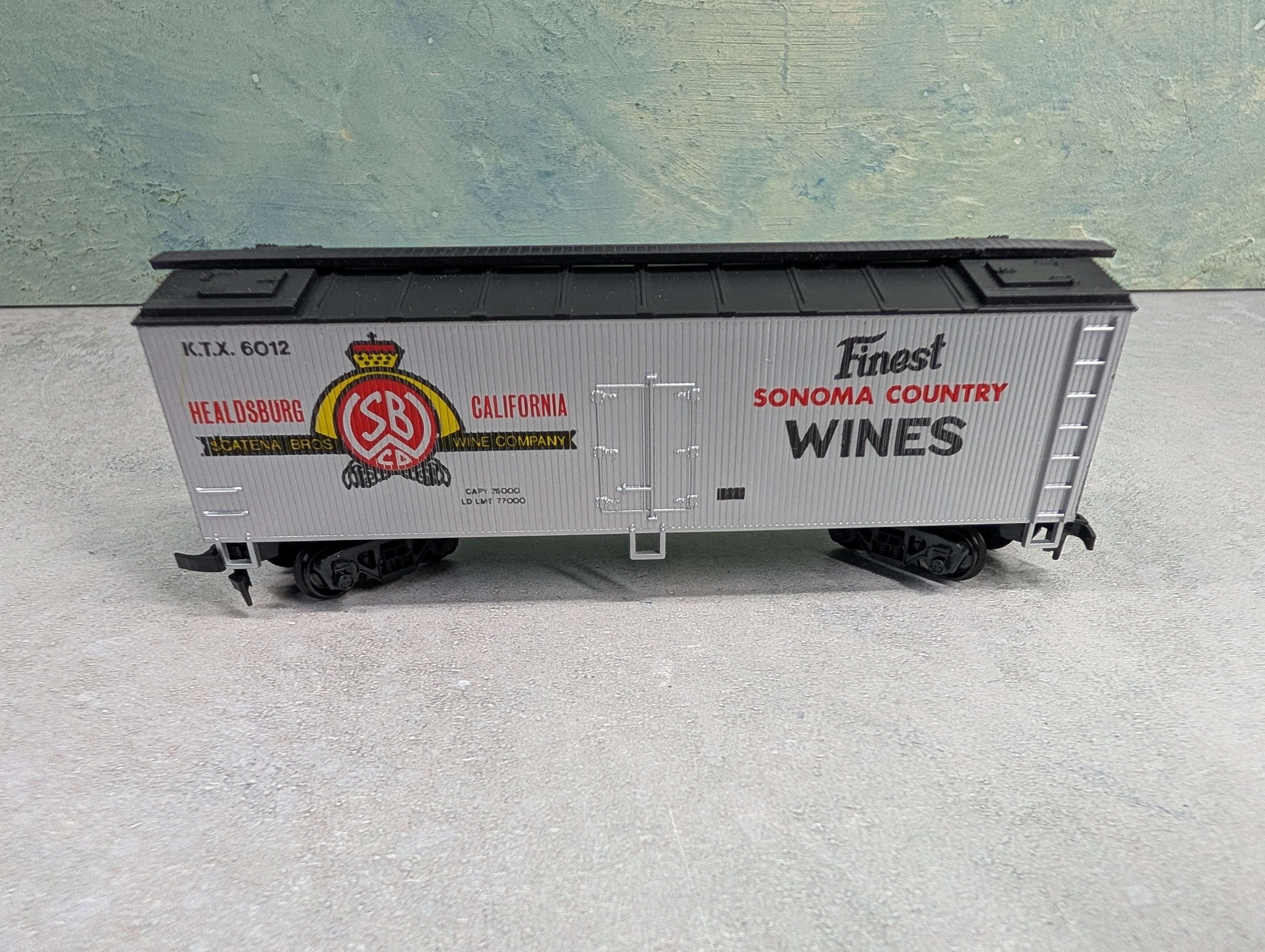 USED IHC HO Scale 40' Wooden Reefer Box Car Sonoma Country Wines KTX #6012