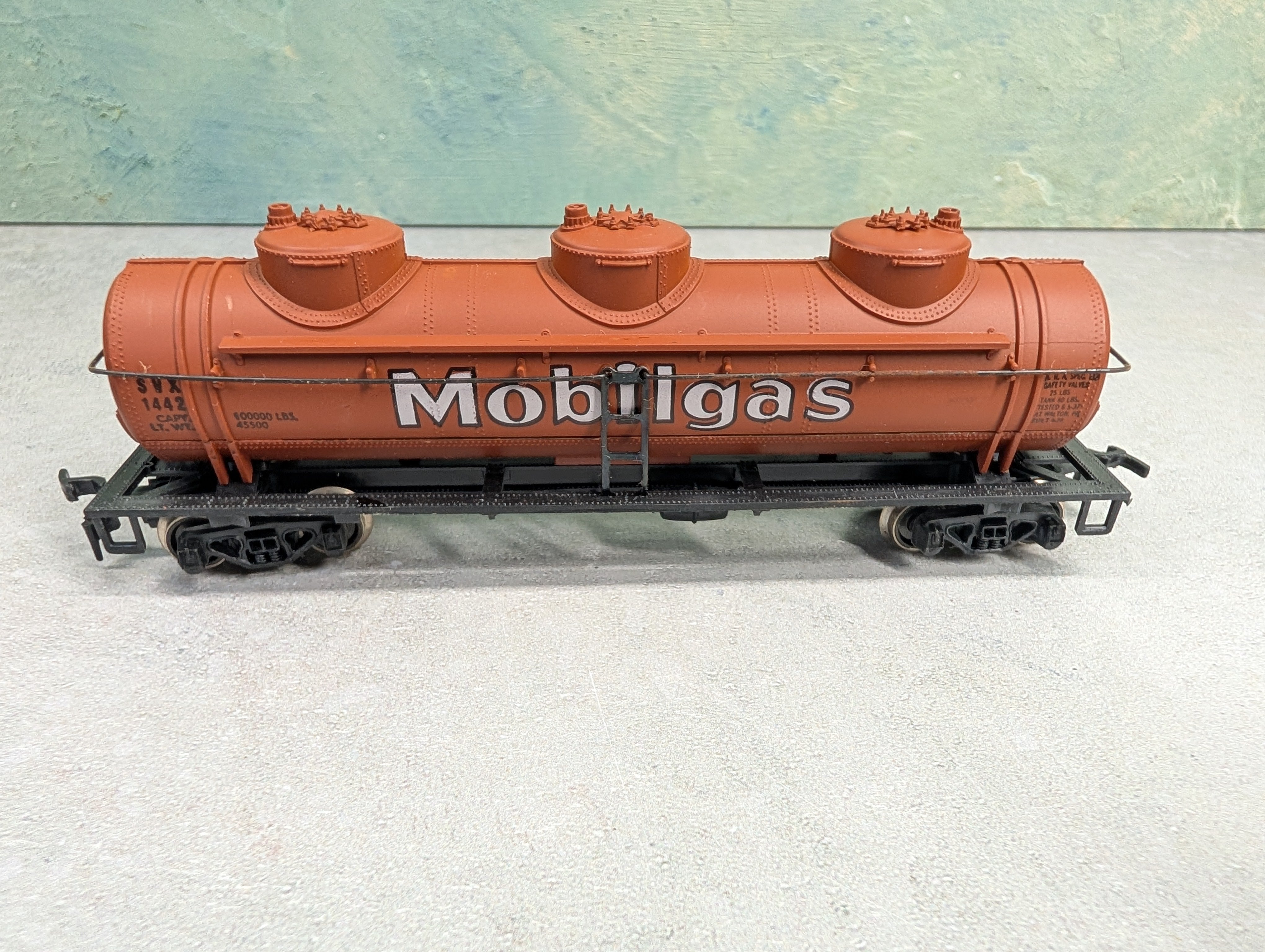 USED AHM HO Scale Triple Dome Tank Car Mobilgas SVX #1442