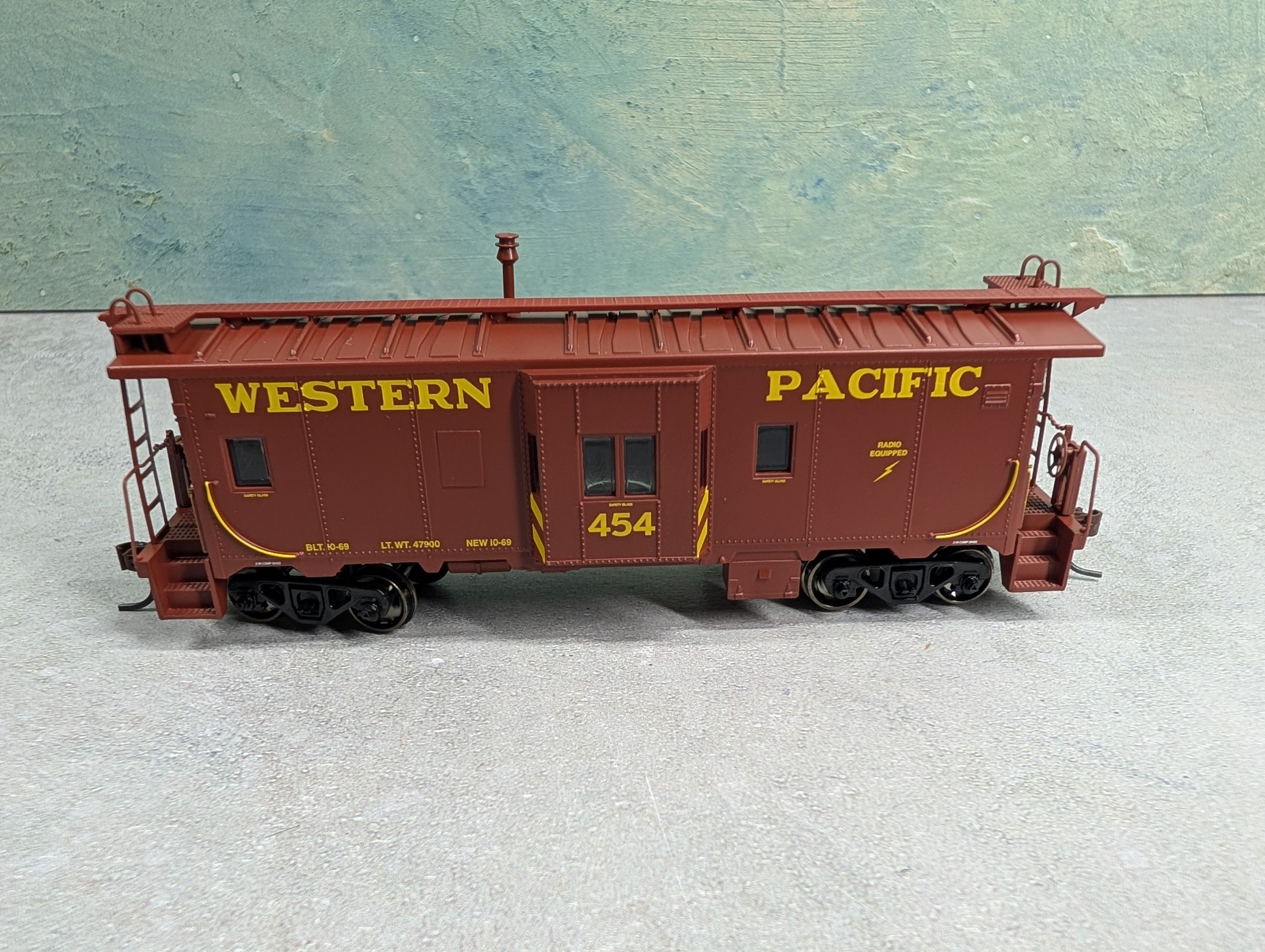 USED Athearn 74756 HO Scale Bay Window Caboose Western Pacific #454