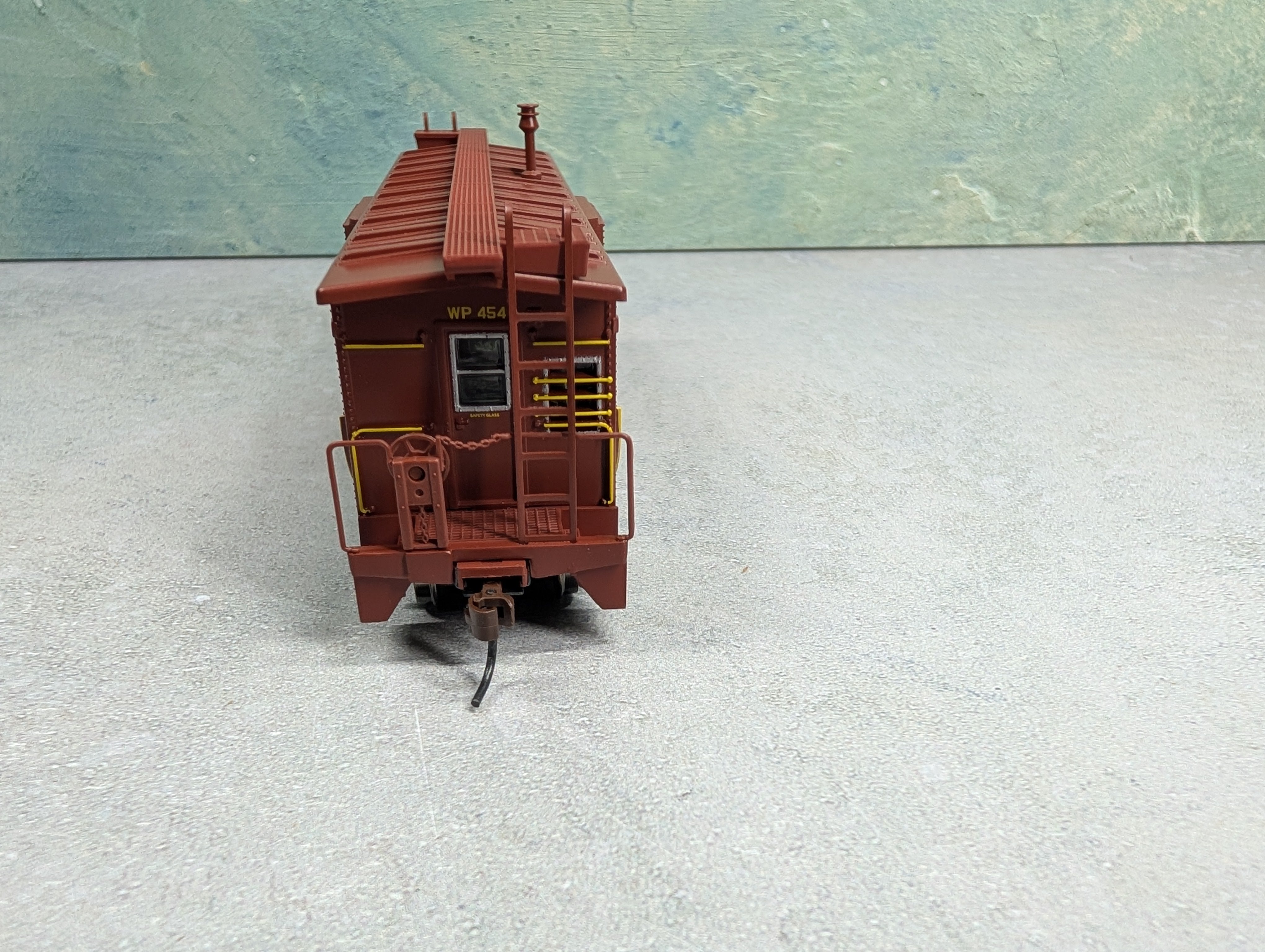 USED Athearn 74756 HO Scale Bay Window Caboose Western Pacific #454
