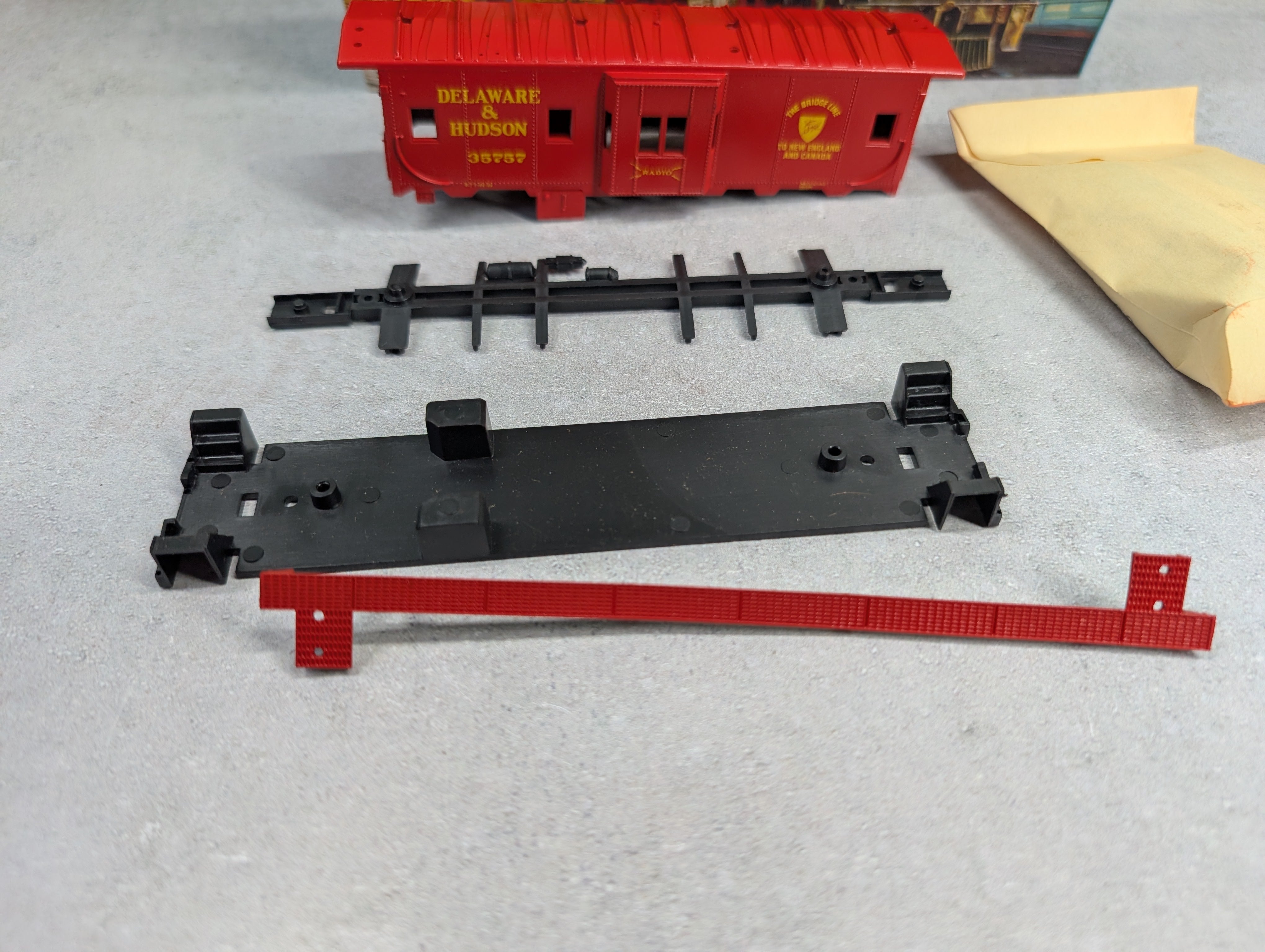 USED Athearn HO Scale Bay Window Caboose Delaware and Hudson #35757 KIT Bev-Bel