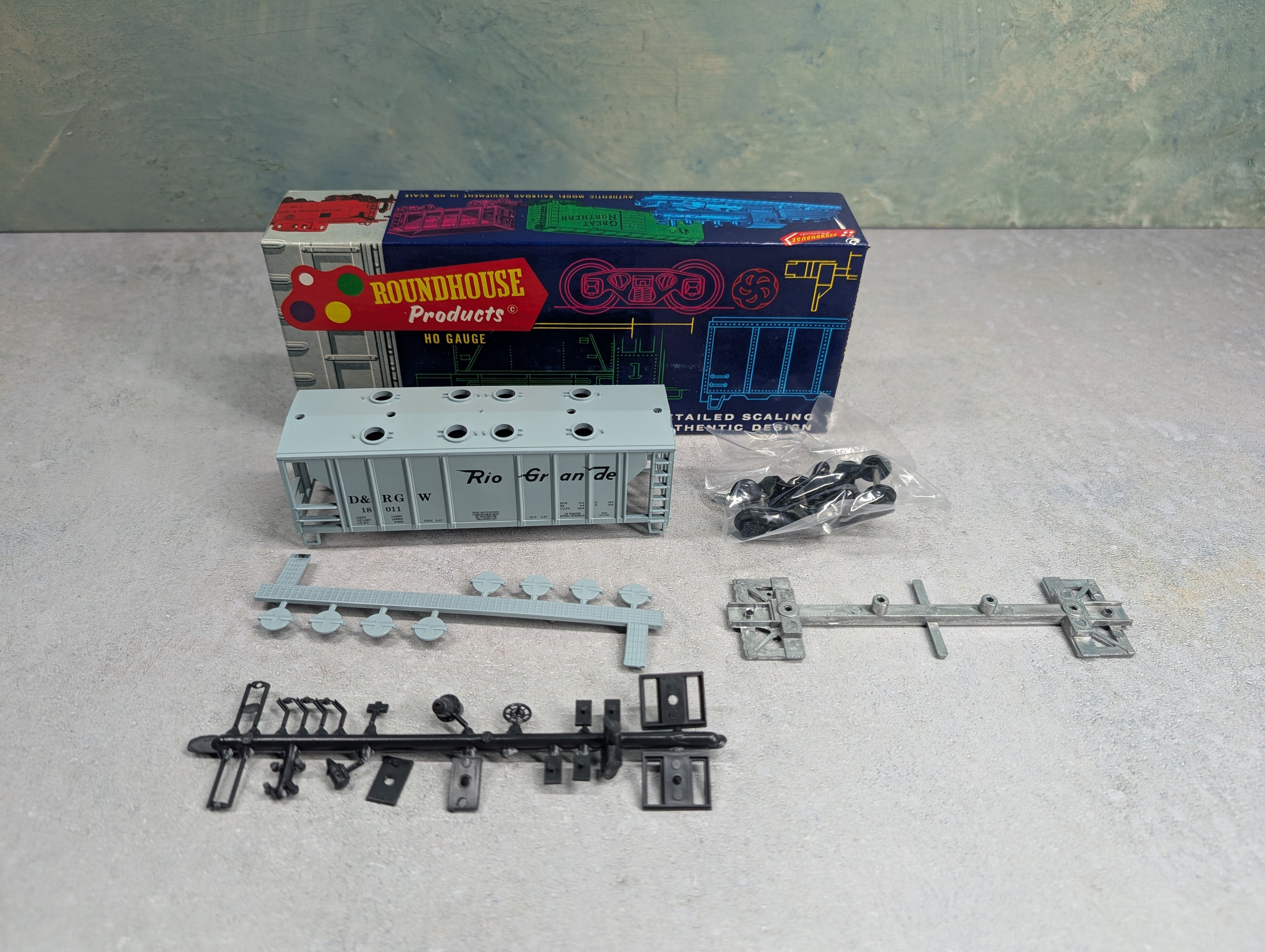 USED Roundhouse 3233 HO Scale Covered Hopper Rio Grande D&RGW #18011 KIT