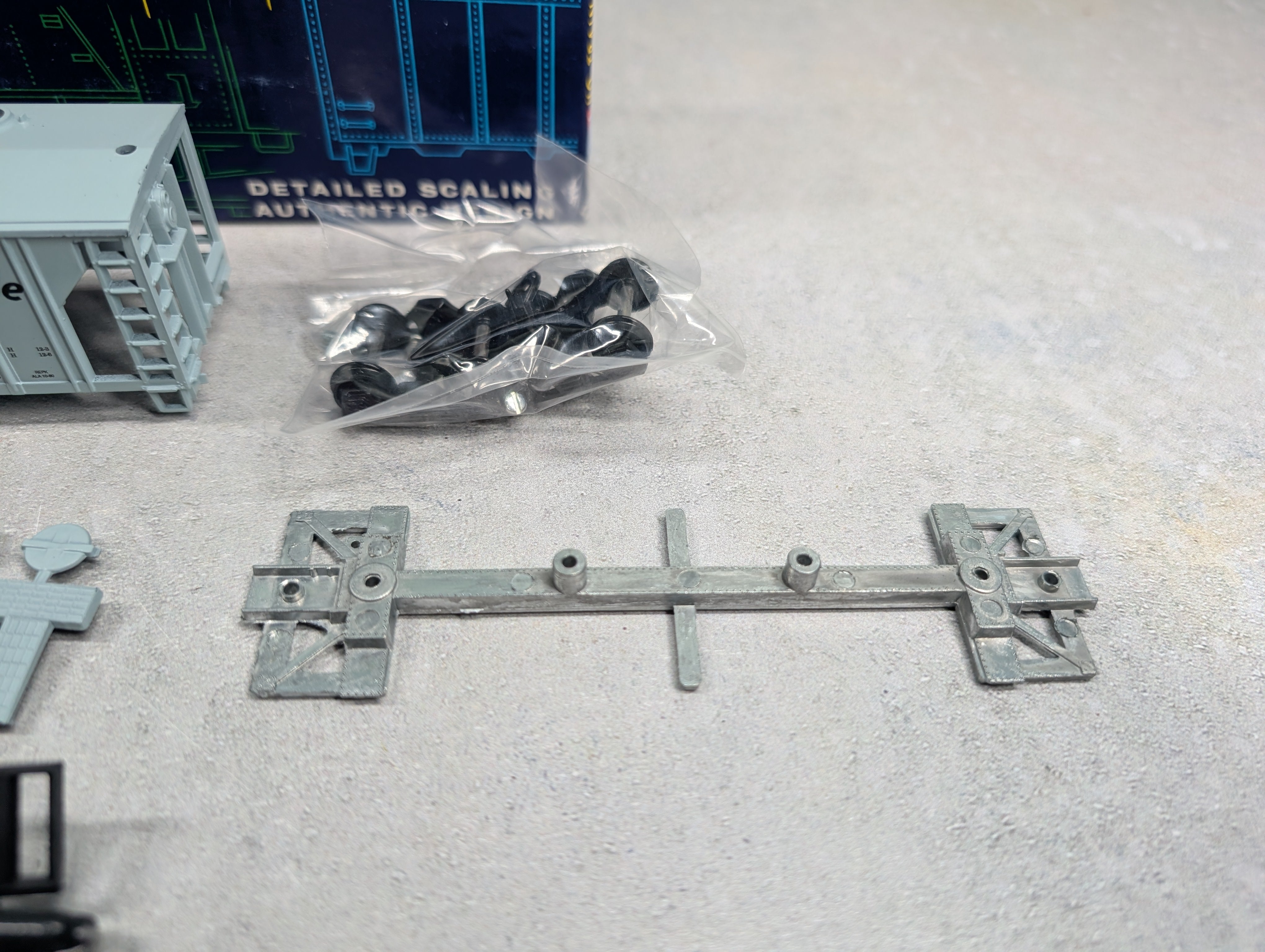 USED Roundhouse 3233 HO Scale Covered Hopper Rio Grande D&RGW #18011 KIT