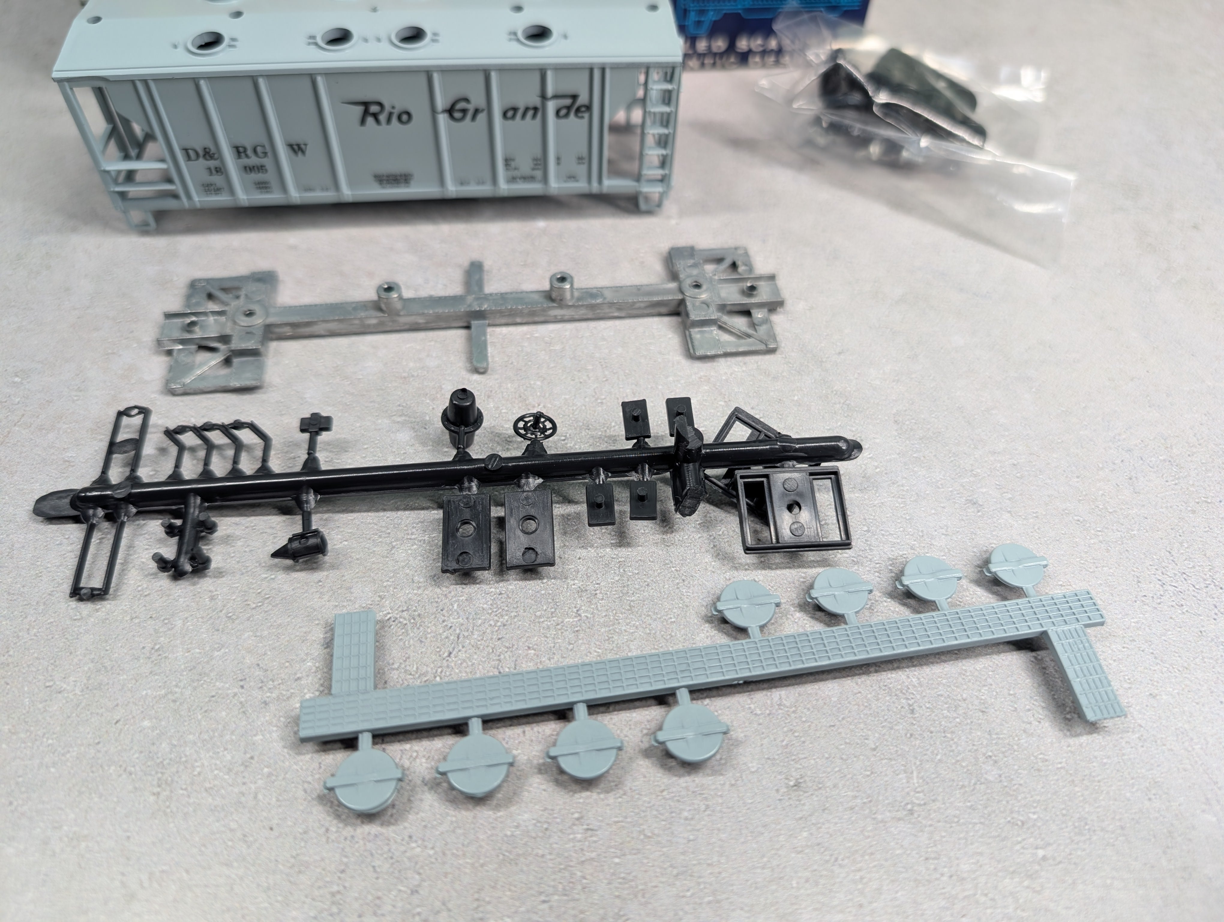 USED Roundhouse 3233 HO Scale Covered Hopper Rio Grande D&RGW #18005 KIT