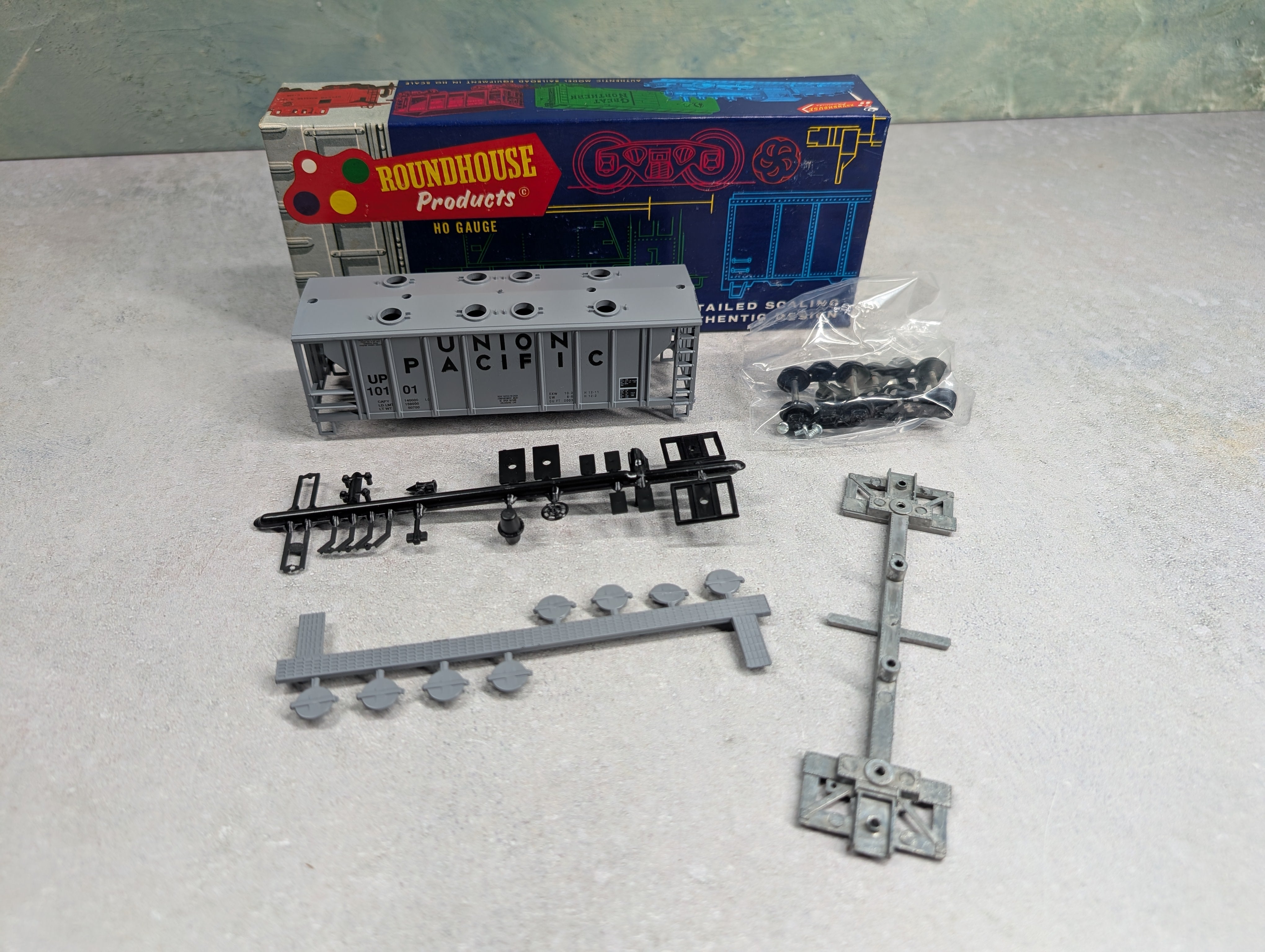 USED Roundhouse 1432 HO Scale Covered Hopper Union Pacific UP #10101 KIT