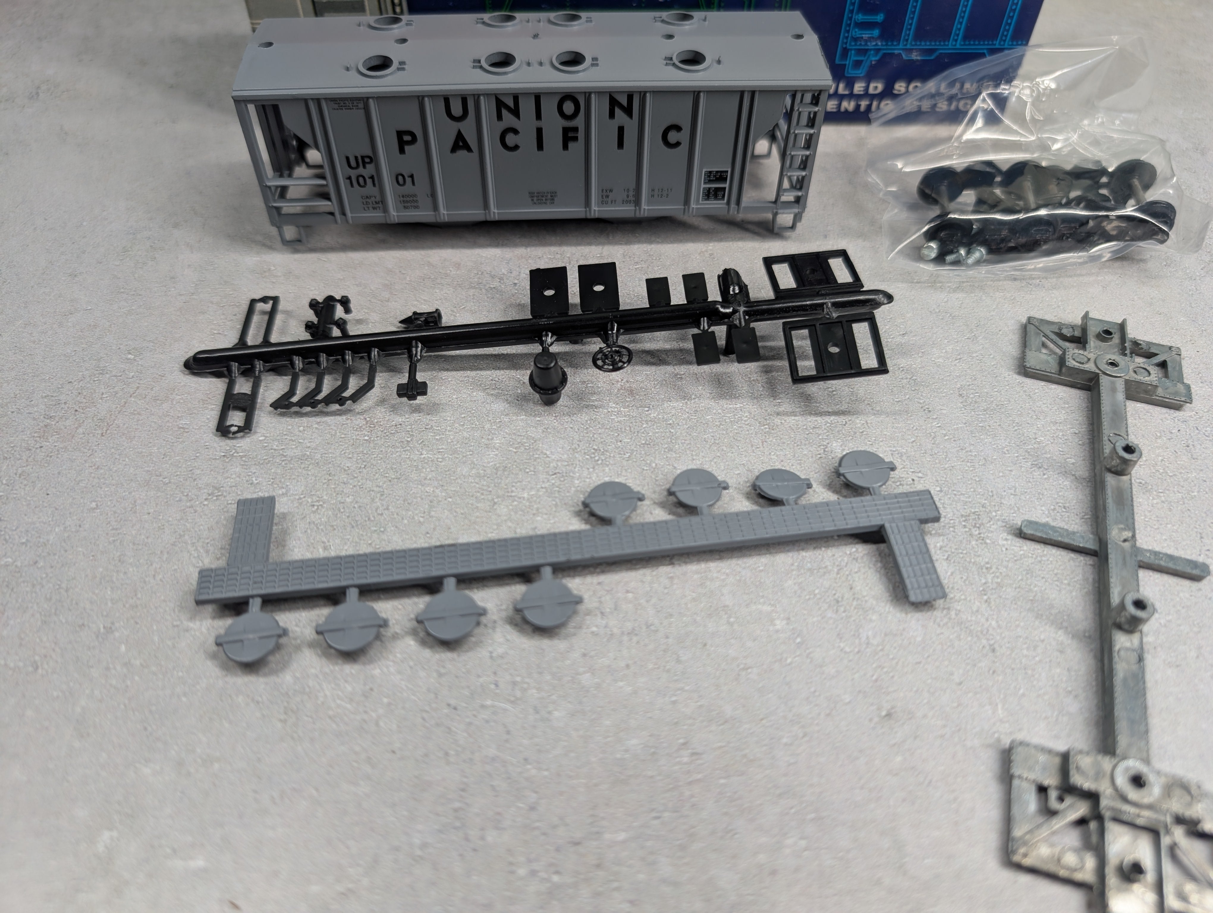 USED Roundhouse 1432 HO Scale Covered Hopper Union Pacific UP #10101 KIT