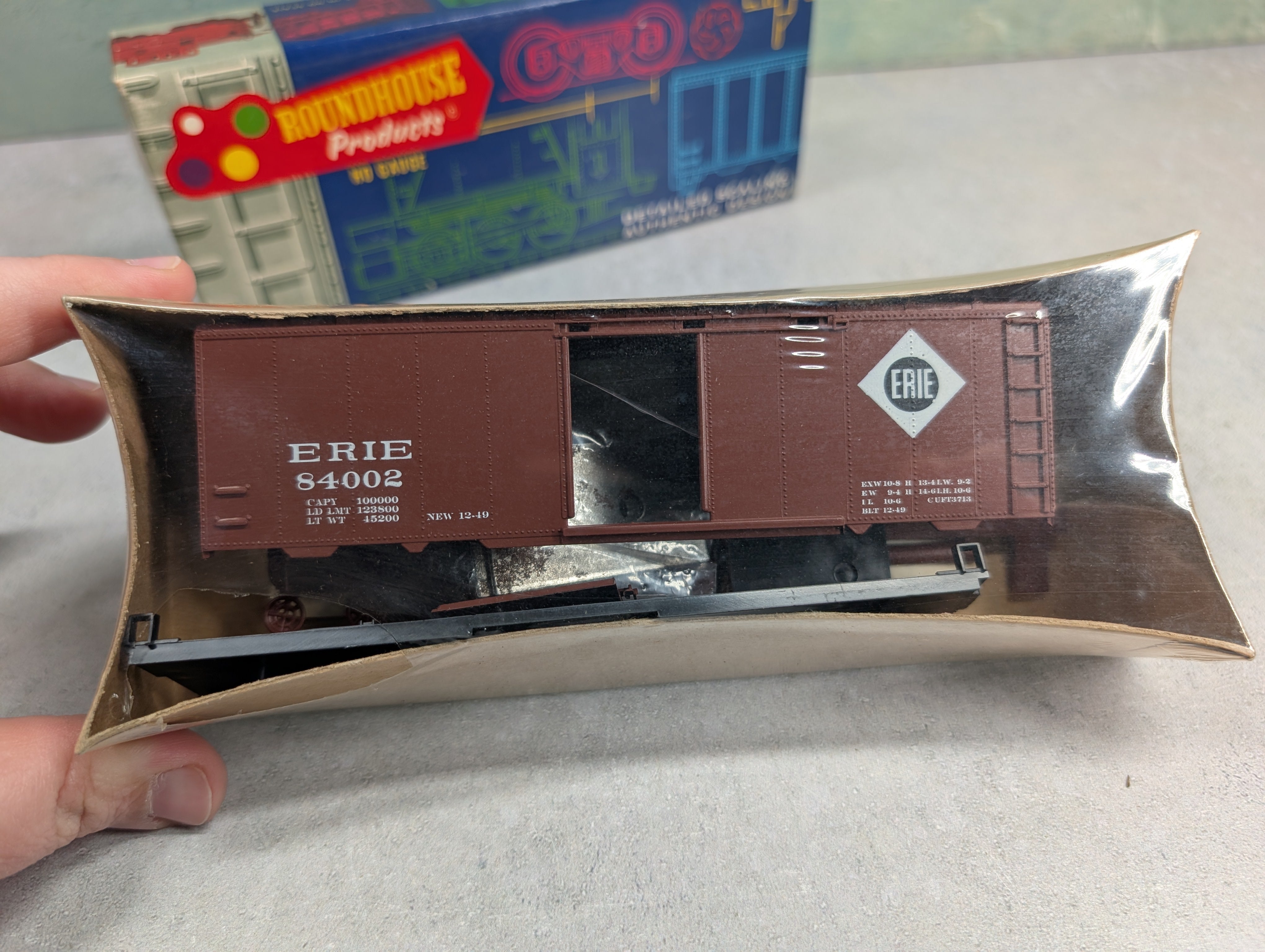 USED Roundhouse 1076 HO Scale 40' Box Car Erie #84002 Sealed KIT