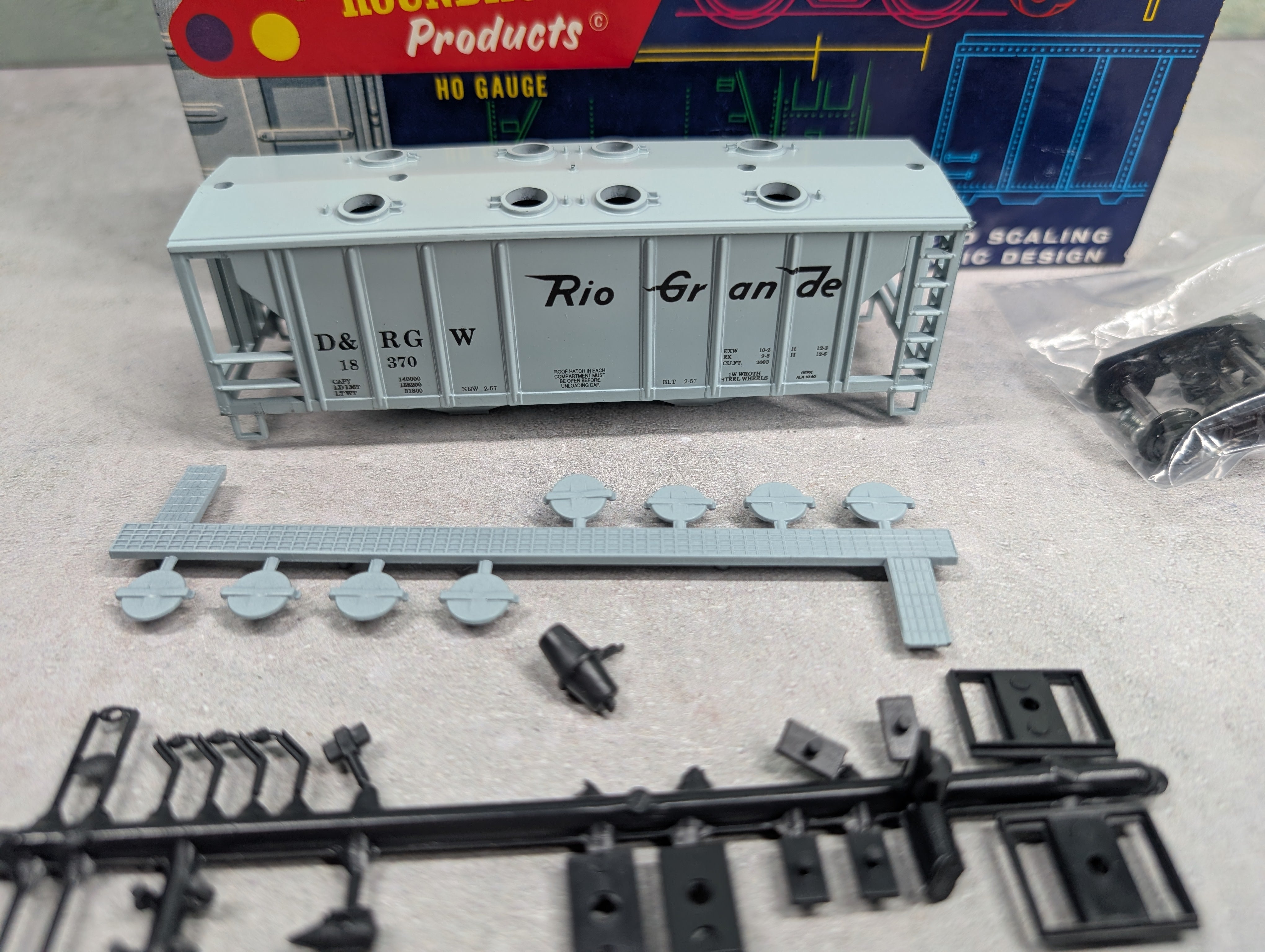 USED Roundhouse 3233 HO Scale Covered Hopper Rio Grande D&RGW #18370 KIT