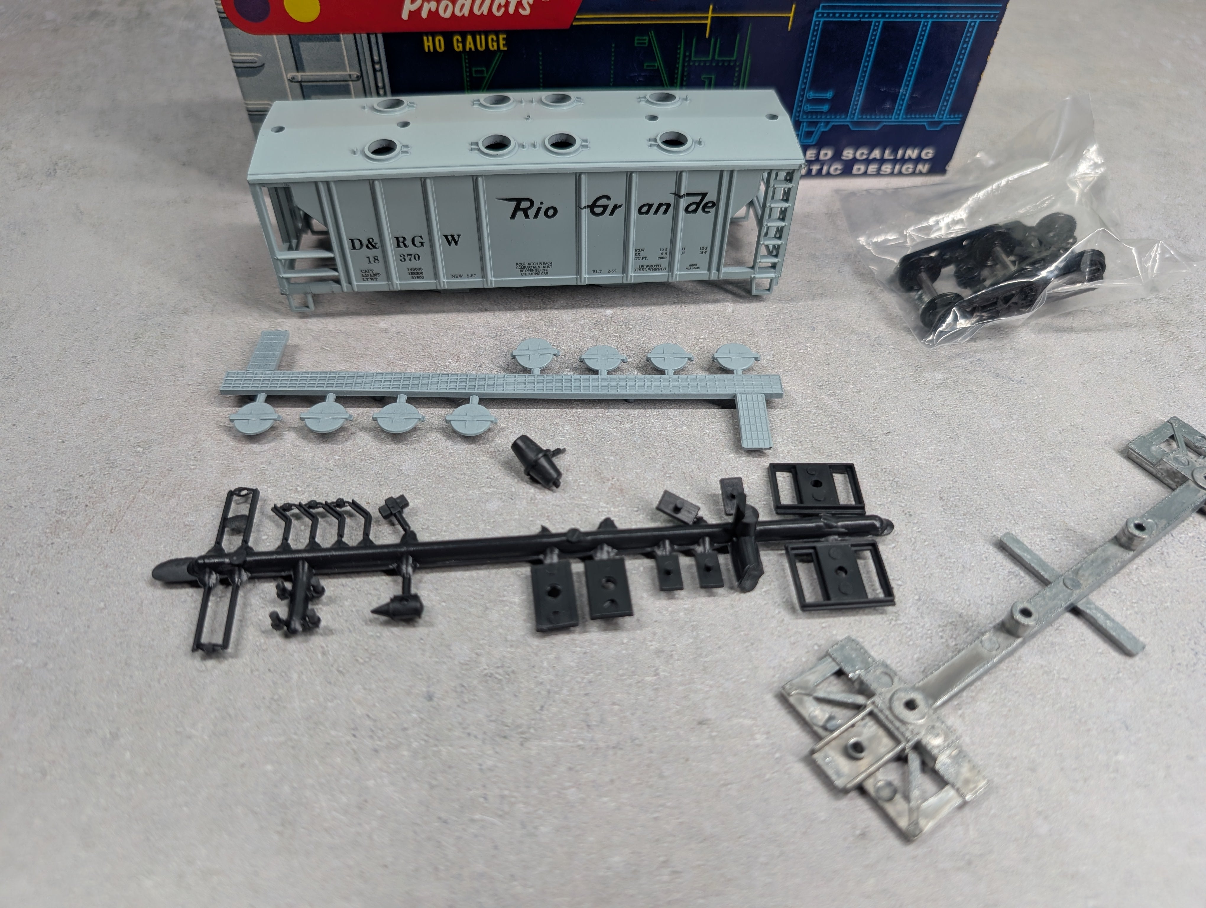 USED Roundhouse 3233 HO Scale Covered Hopper Rio Grande D&RGW #18370 KIT