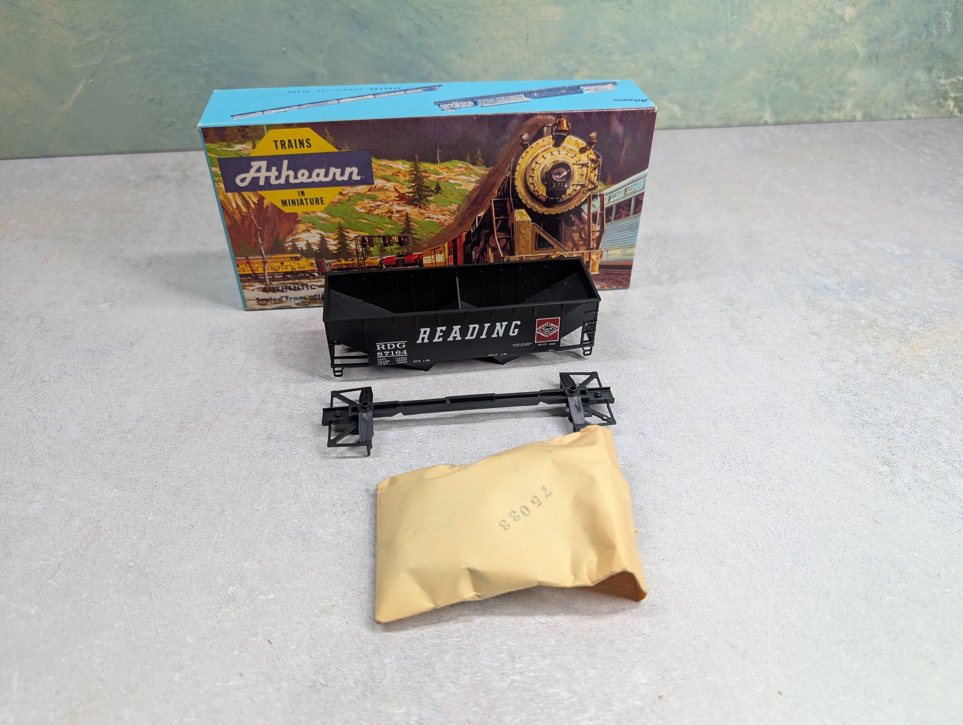 USED Athearn #1317-2 HO Scale 2-Bay Flat-End Hopper Reading RDG #87164 Bev-Bel KIT