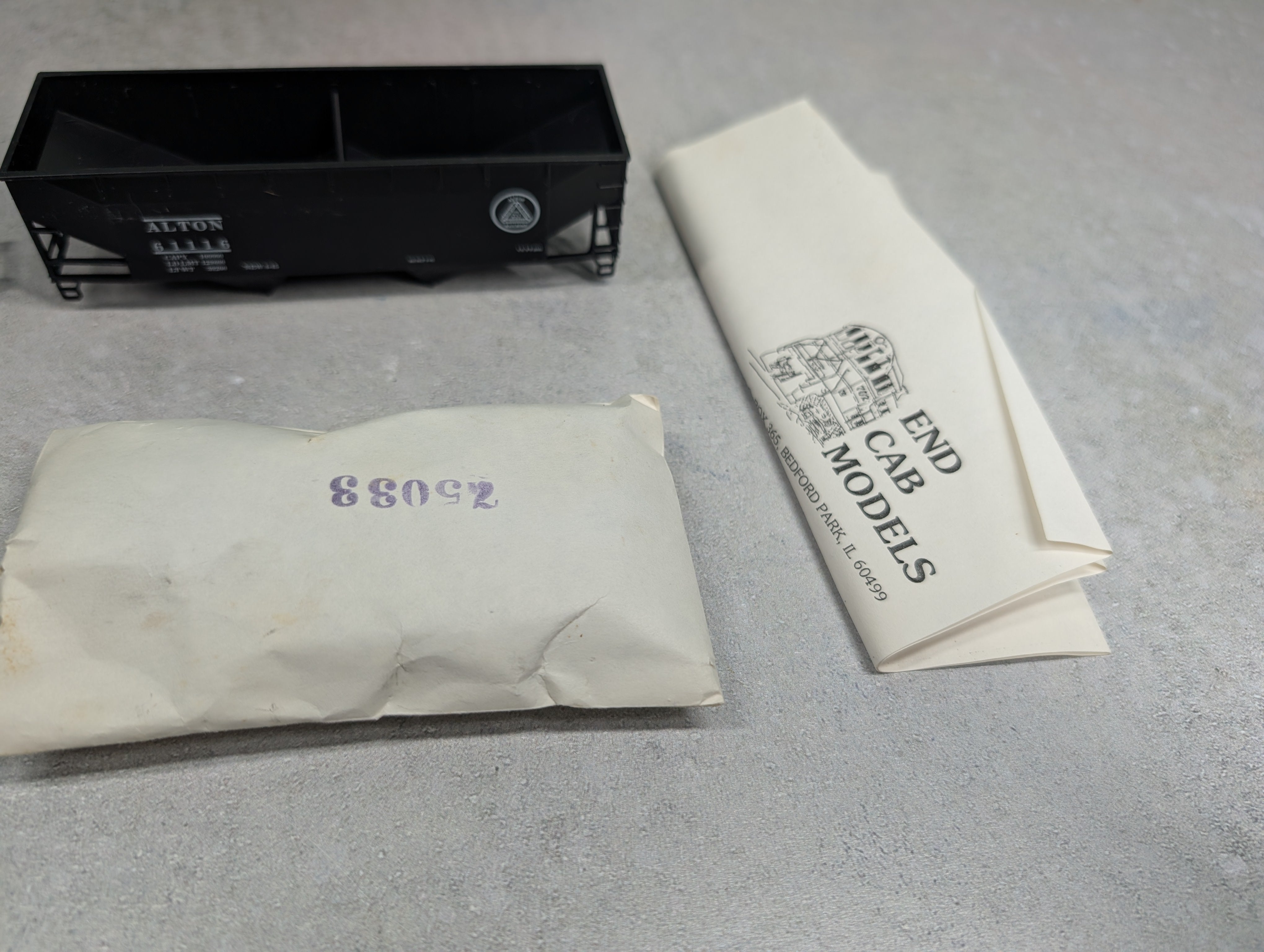 USED Athearn HO Scale 2 Bay Hopper Alton Railroad #61116 End Cab Models KIT