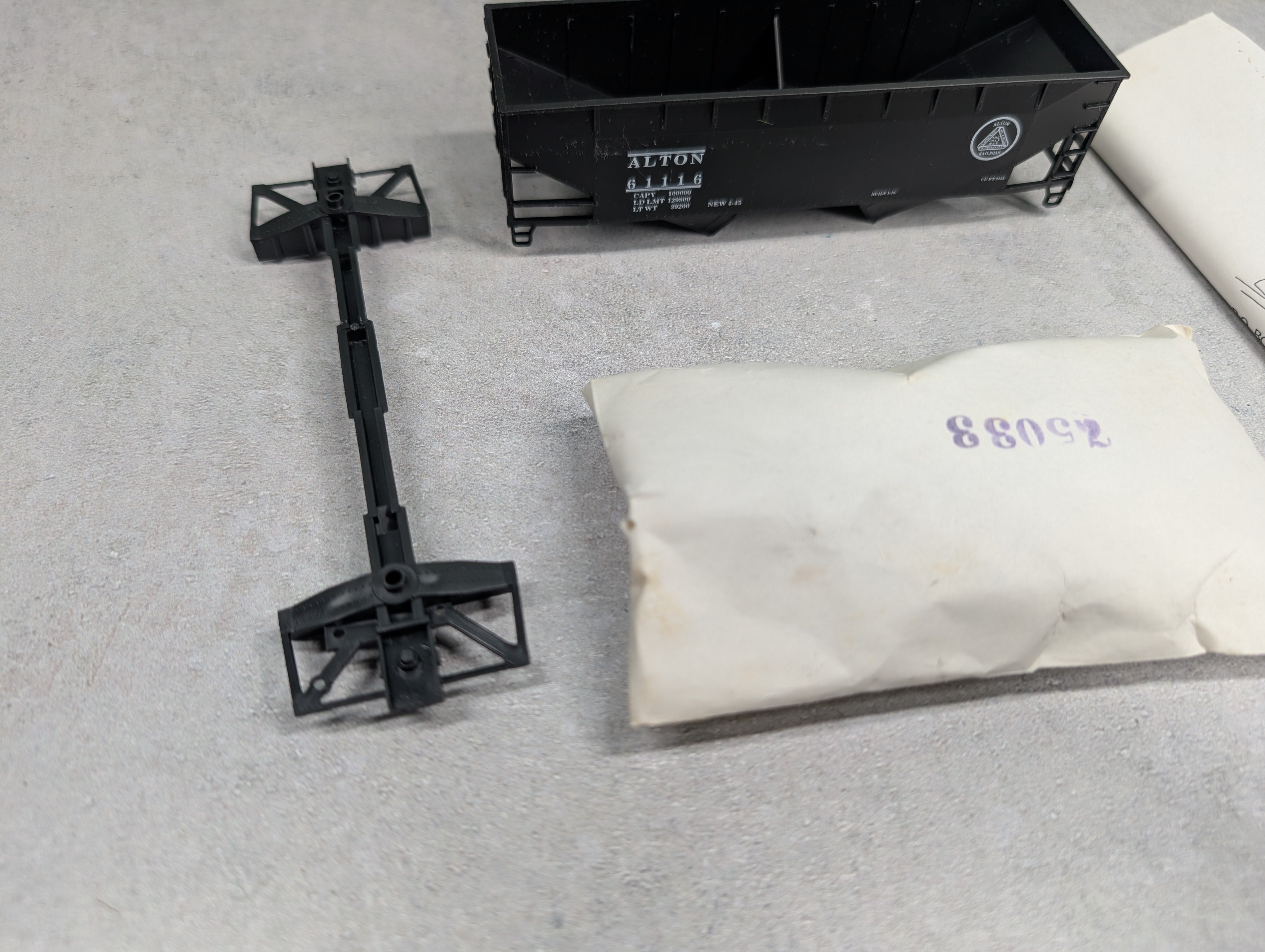 USED Athearn HO Scale 2 Bay Hopper Alton Railroad #61116 End Cab Models KIT