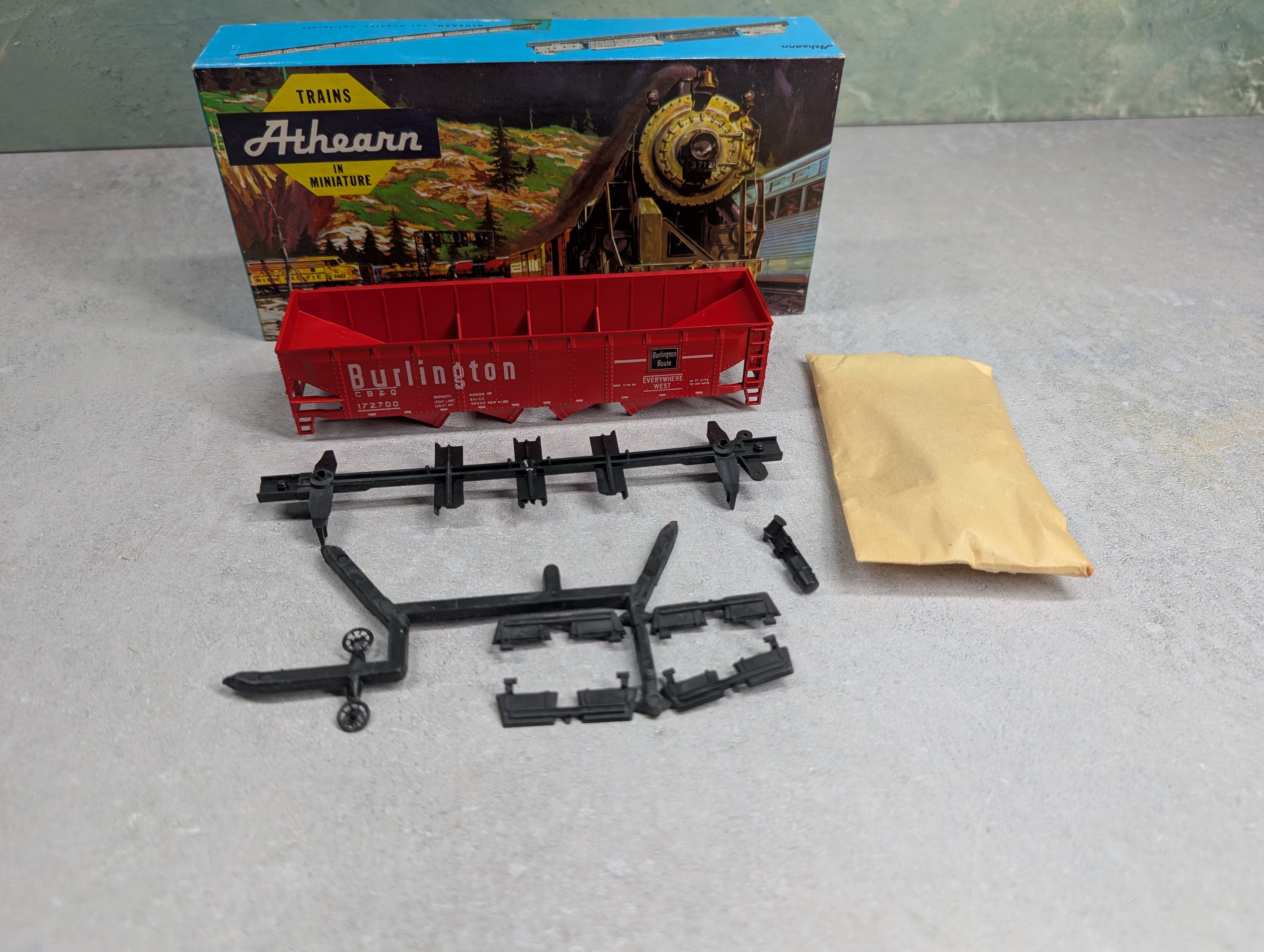 USED Athearn HO Scale Operating 4 Bay Hopper Burlington CB&Q #172700 KIT