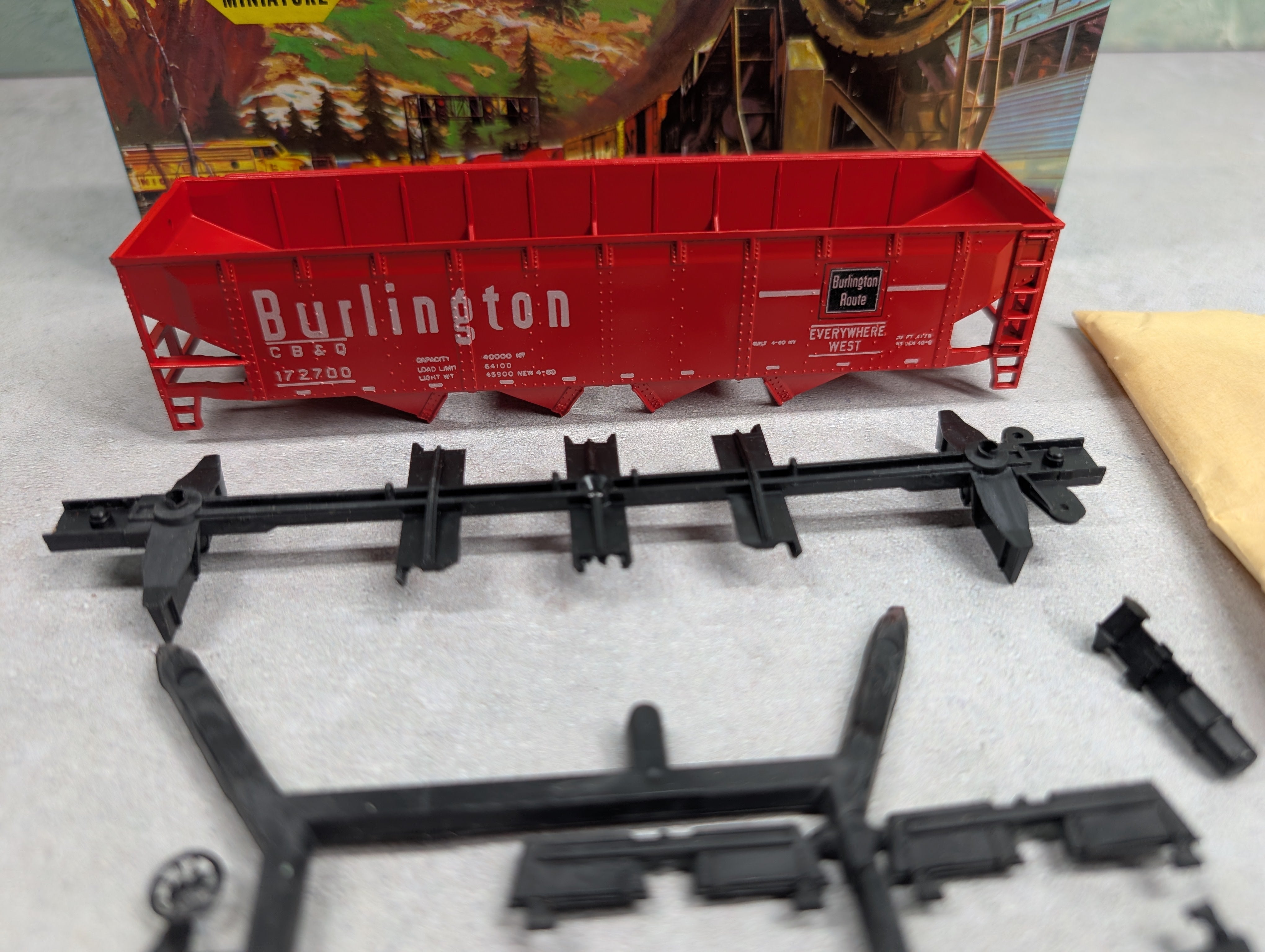 USED Athearn HO Scale Operating 4 Bay Hopper Burlington CB&Q #172700 KIT