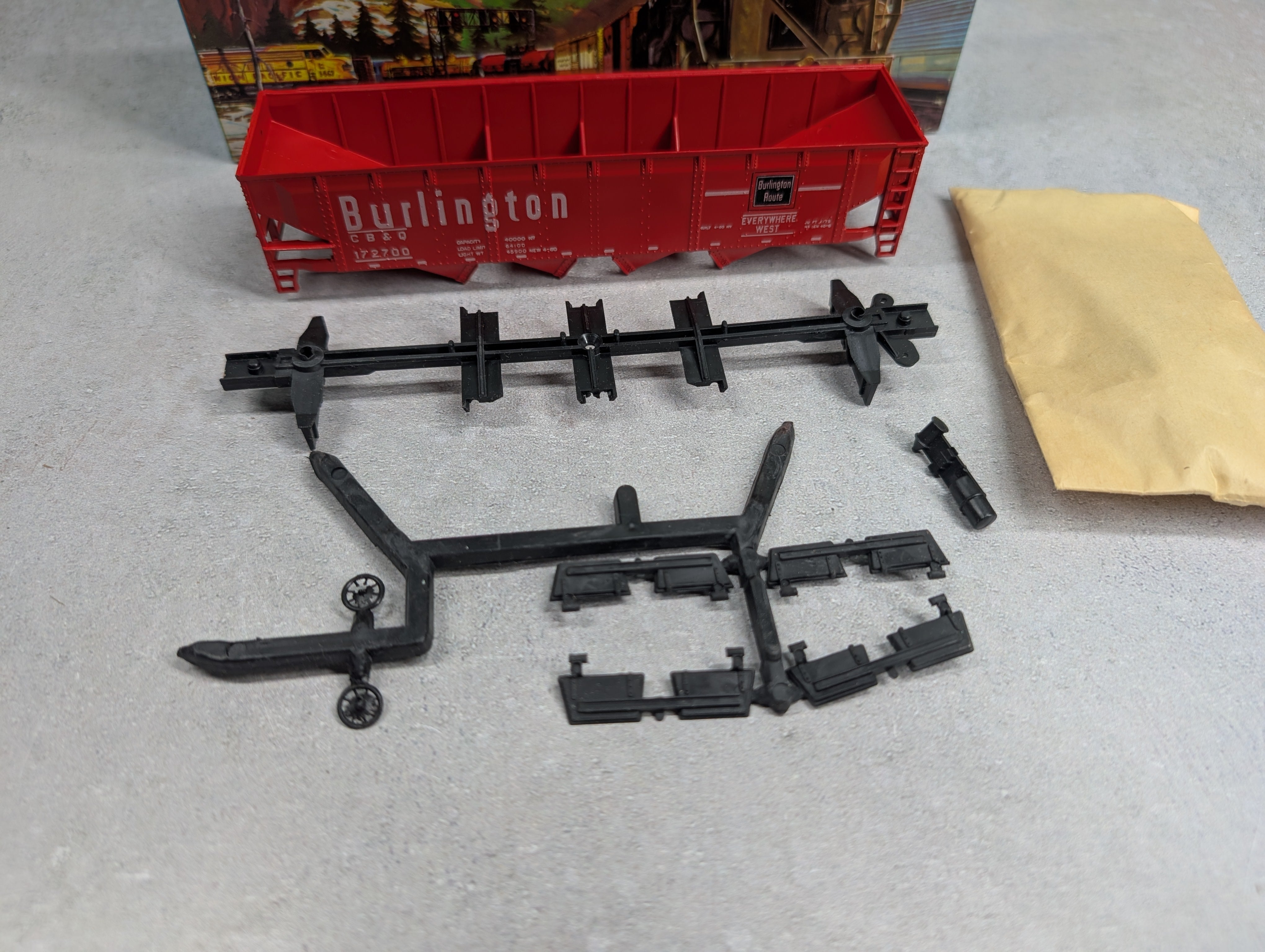 USED Athearn HO Scale Operating 4 Bay Hopper Burlington CB&Q #172700 KIT