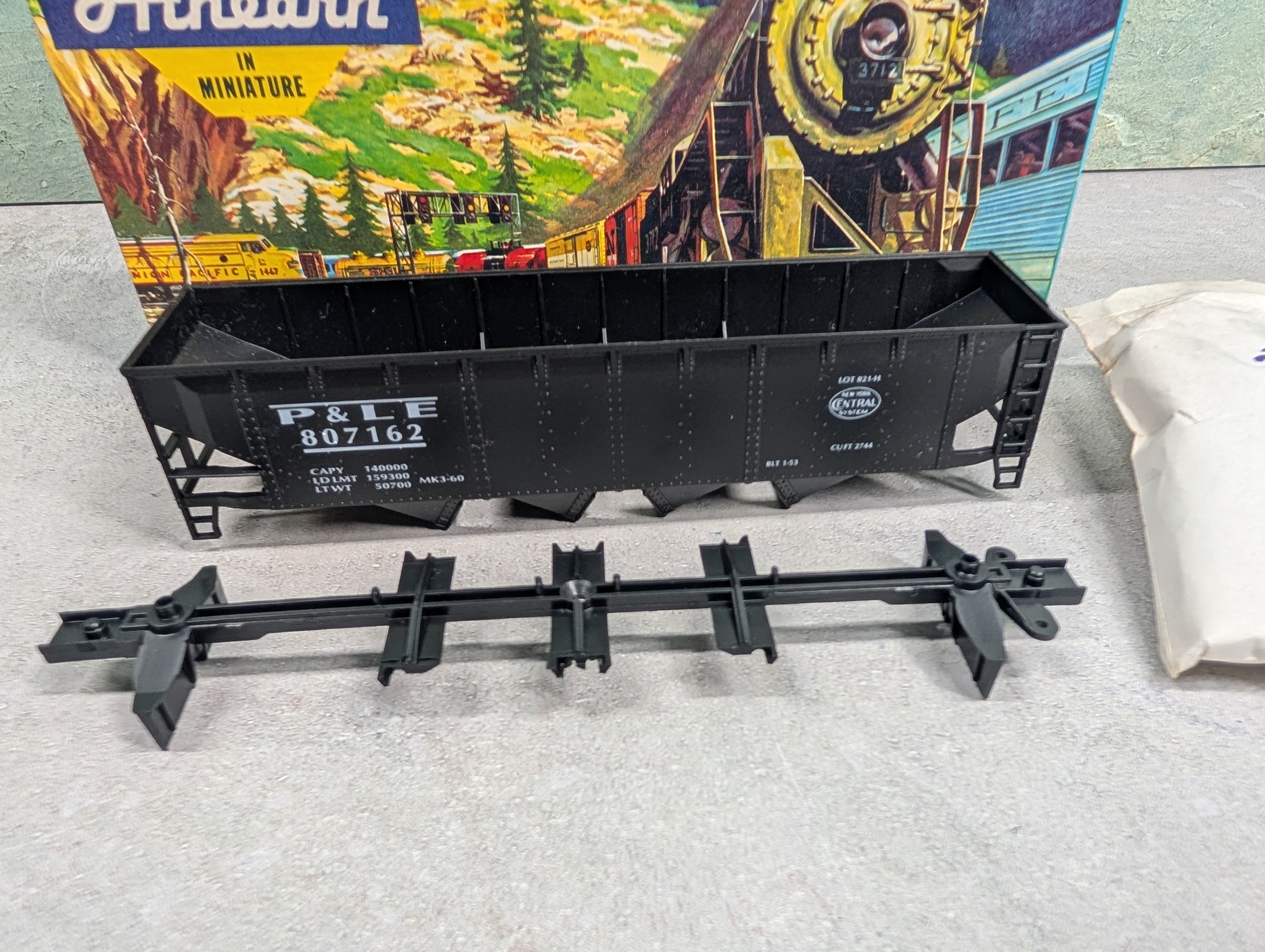 USED Athearn HO Scale Operating 4 Bay Hopper Pittsburgh and Lake Erie P&LE #807162 Bev-Bel KIT