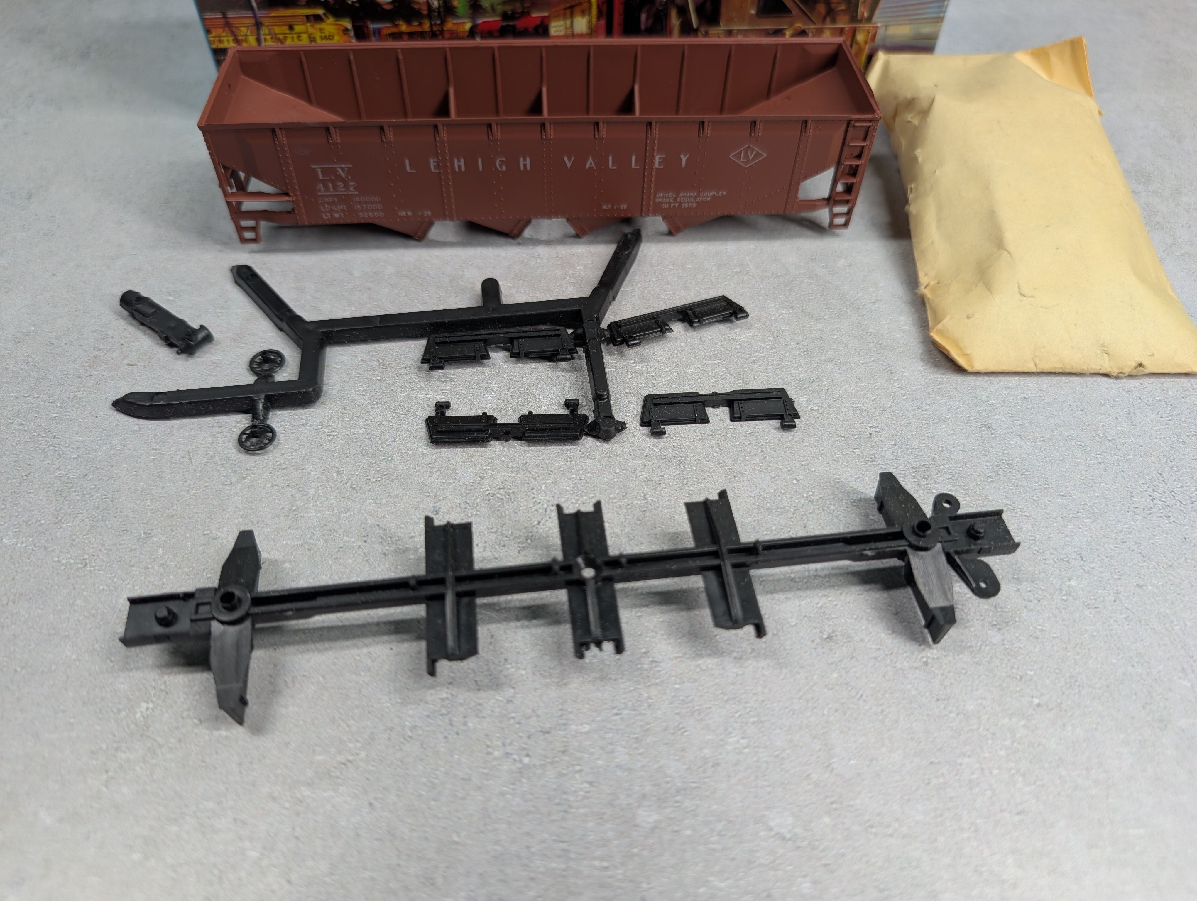 USED Athearn HO Scale Operating 4 Bay Hopper Lehigh Valley LV #4127 KIT