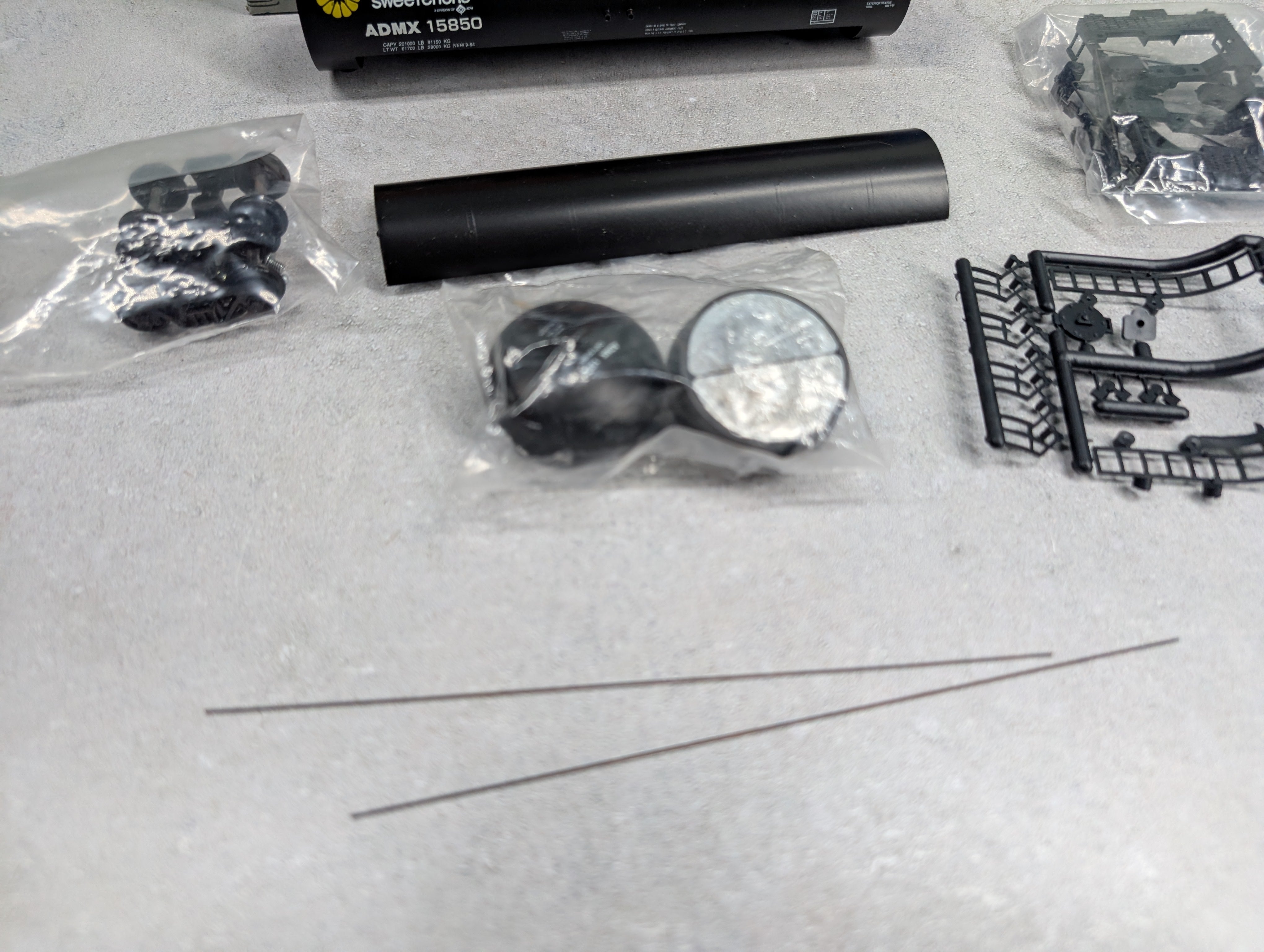 USED Roundhouse 3248 HO Scale 50' Tank Car Archer Daniels Midland ADMX #15850 Corn Sweeteners KIT