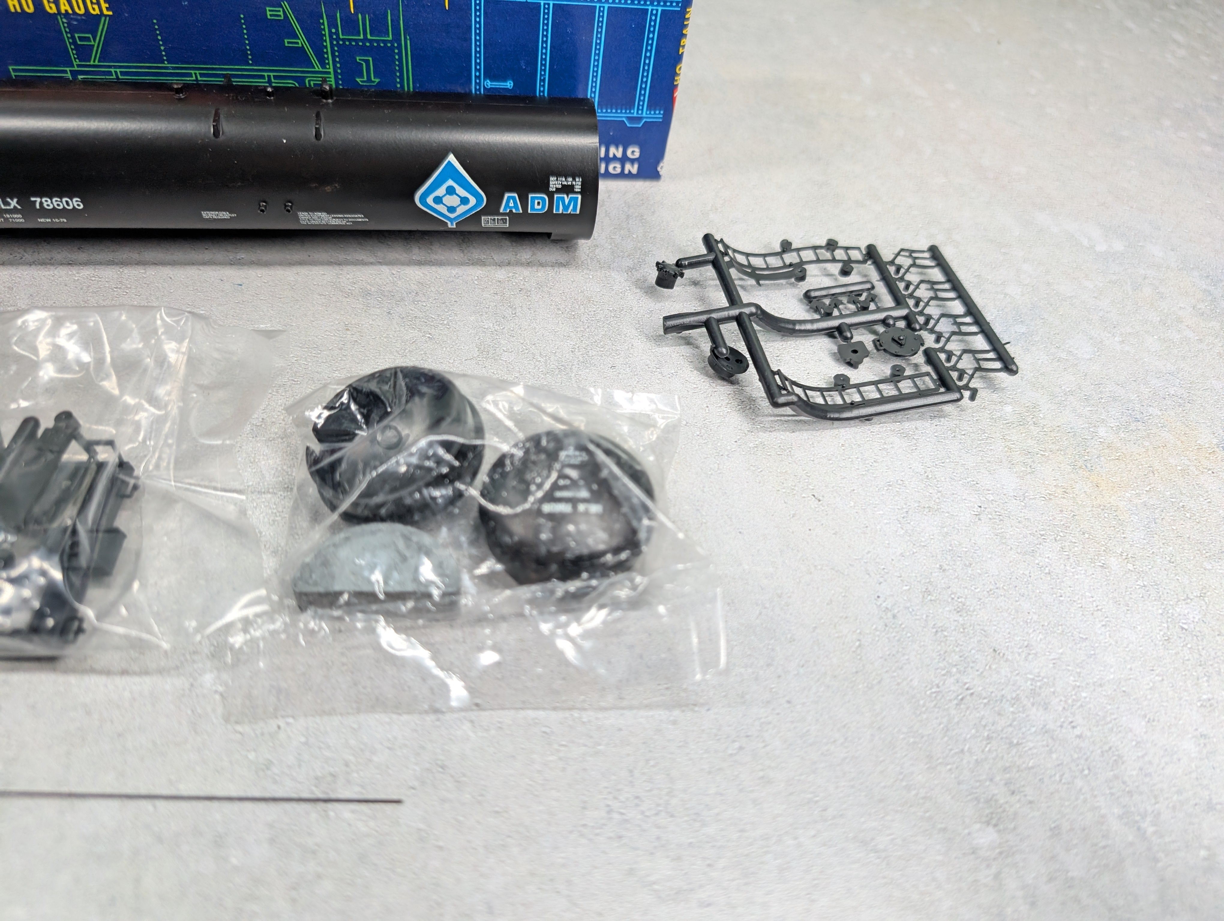 USED Roundhouse 3250 HO Scale 50' Tank Car Archer Daniels Midland UELX #78606 KIT