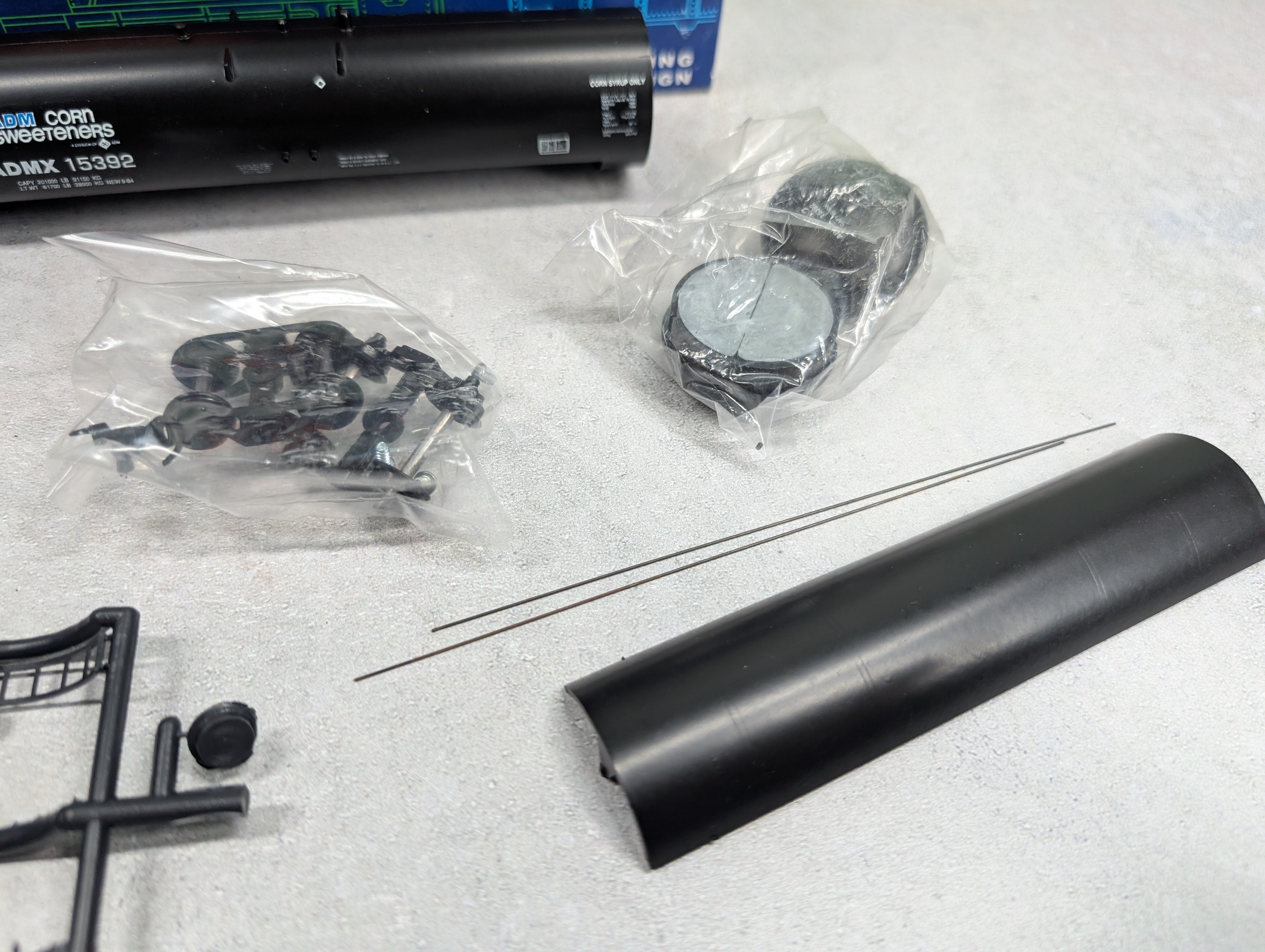 USED Roundhouse 3248 HO Scale 50' Tank Car Archer Daniels Midland ADMX #15392 Corn Sweeteners KIT