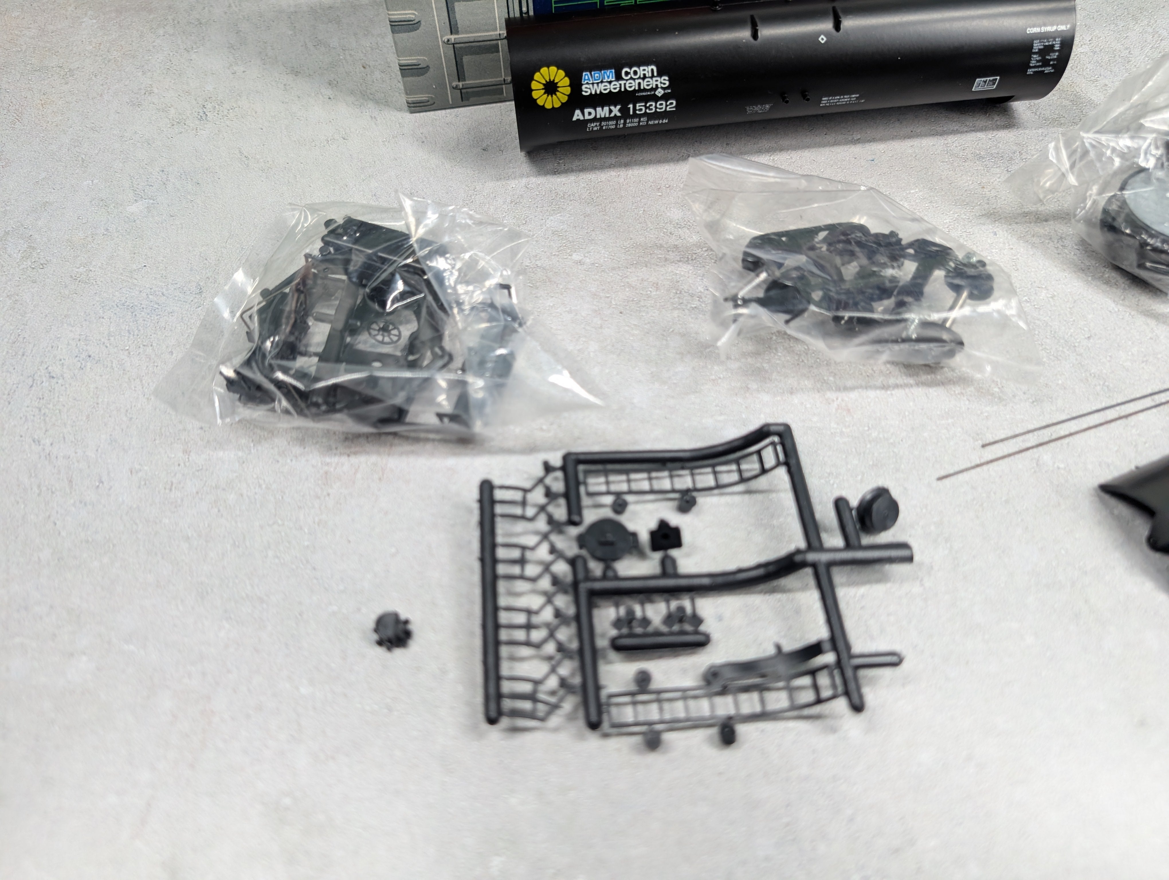 USED Roundhouse 3248 HO Scale 50' Tank Car Archer Daniels Midland ADMX #15392 Corn Sweeteners KIT