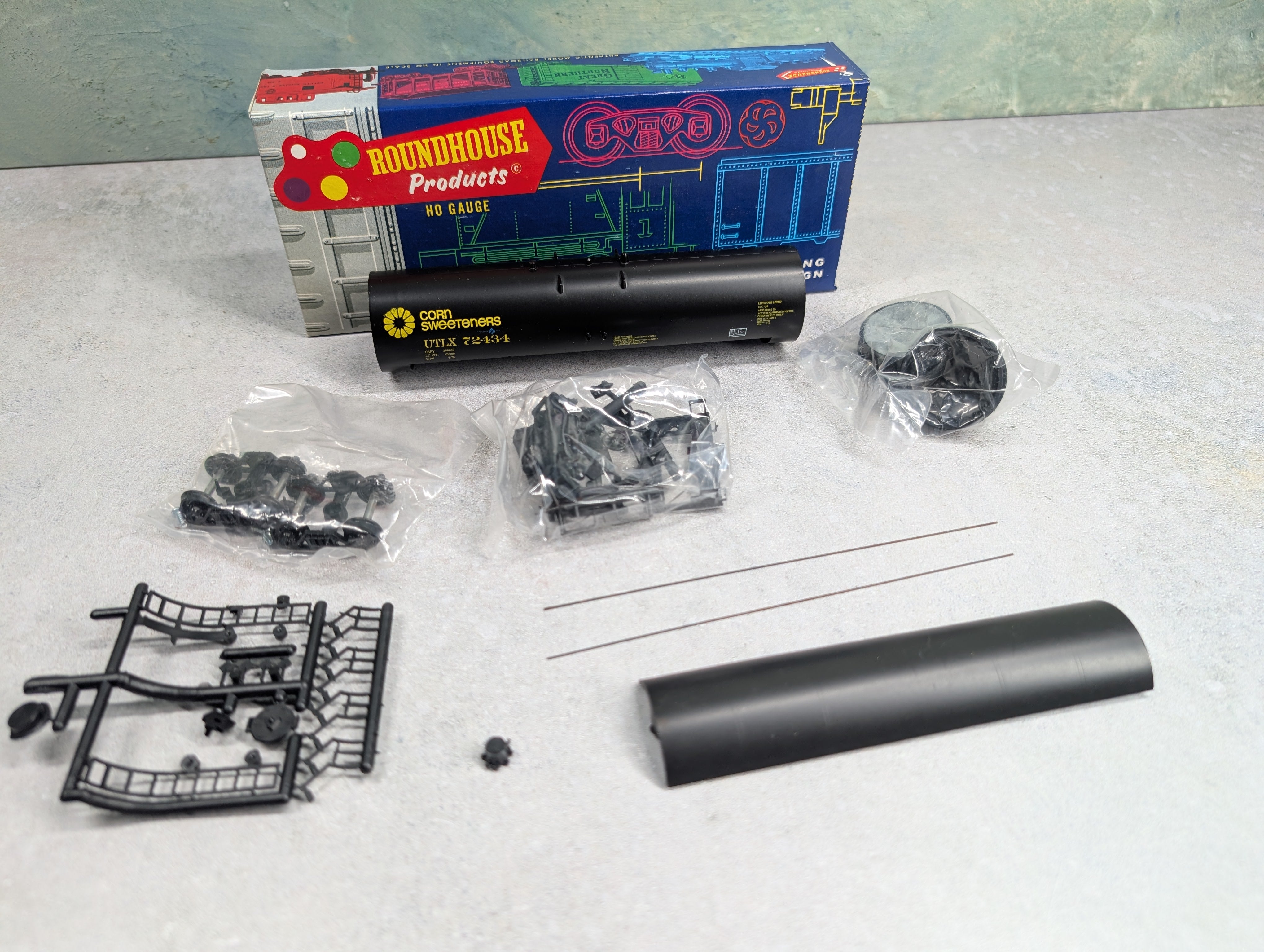 USED Roundhouse 3249 HO Scale 50' Tank Car Archer Daniels Midland UTLX #72434 Corn Sweeteners KIT