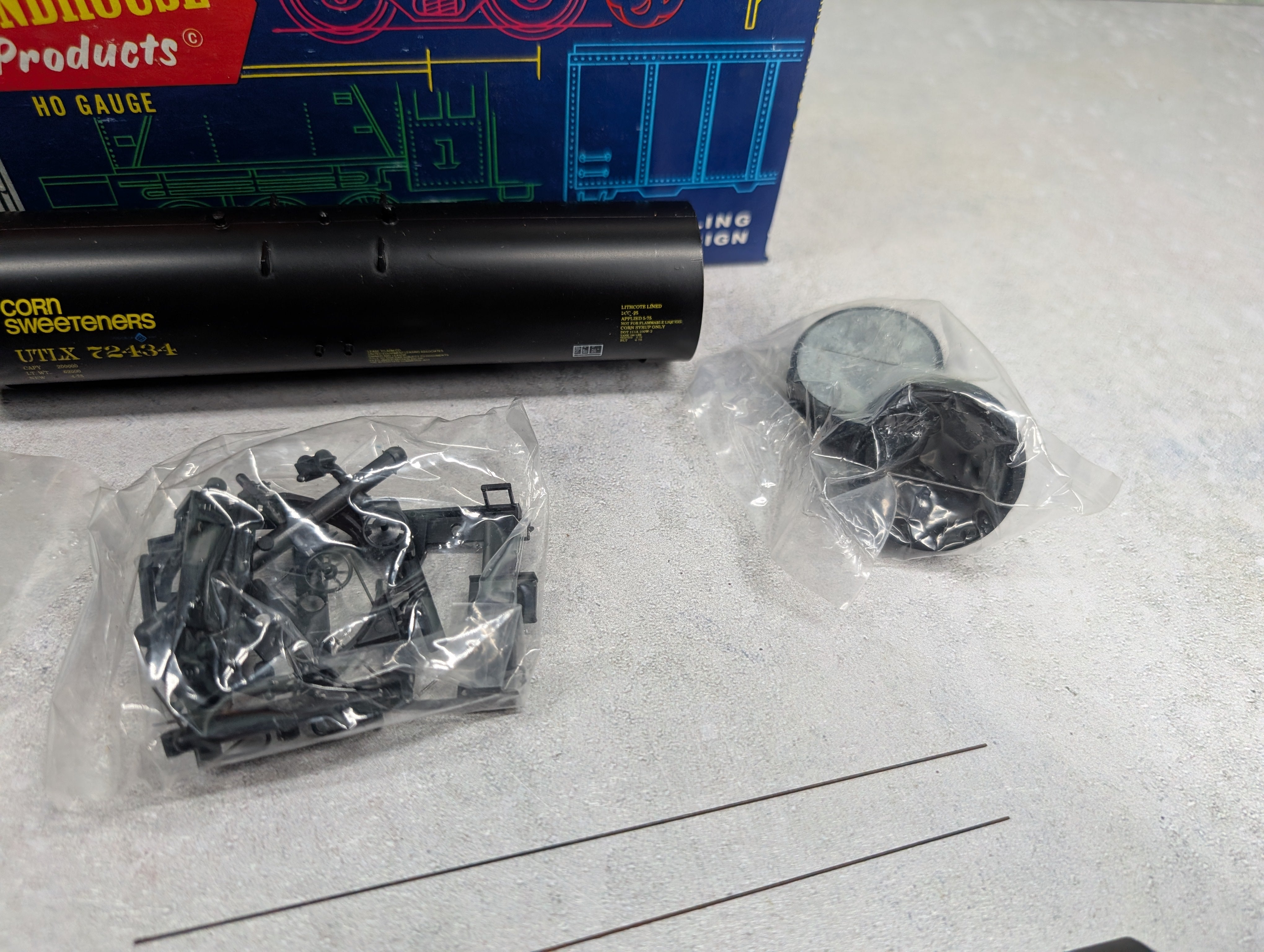 USED Roundhouse 3249 HO Scale 50' Tank Car Archer Daniels Midland UTLX #72434 Corn Sweeteners KIT