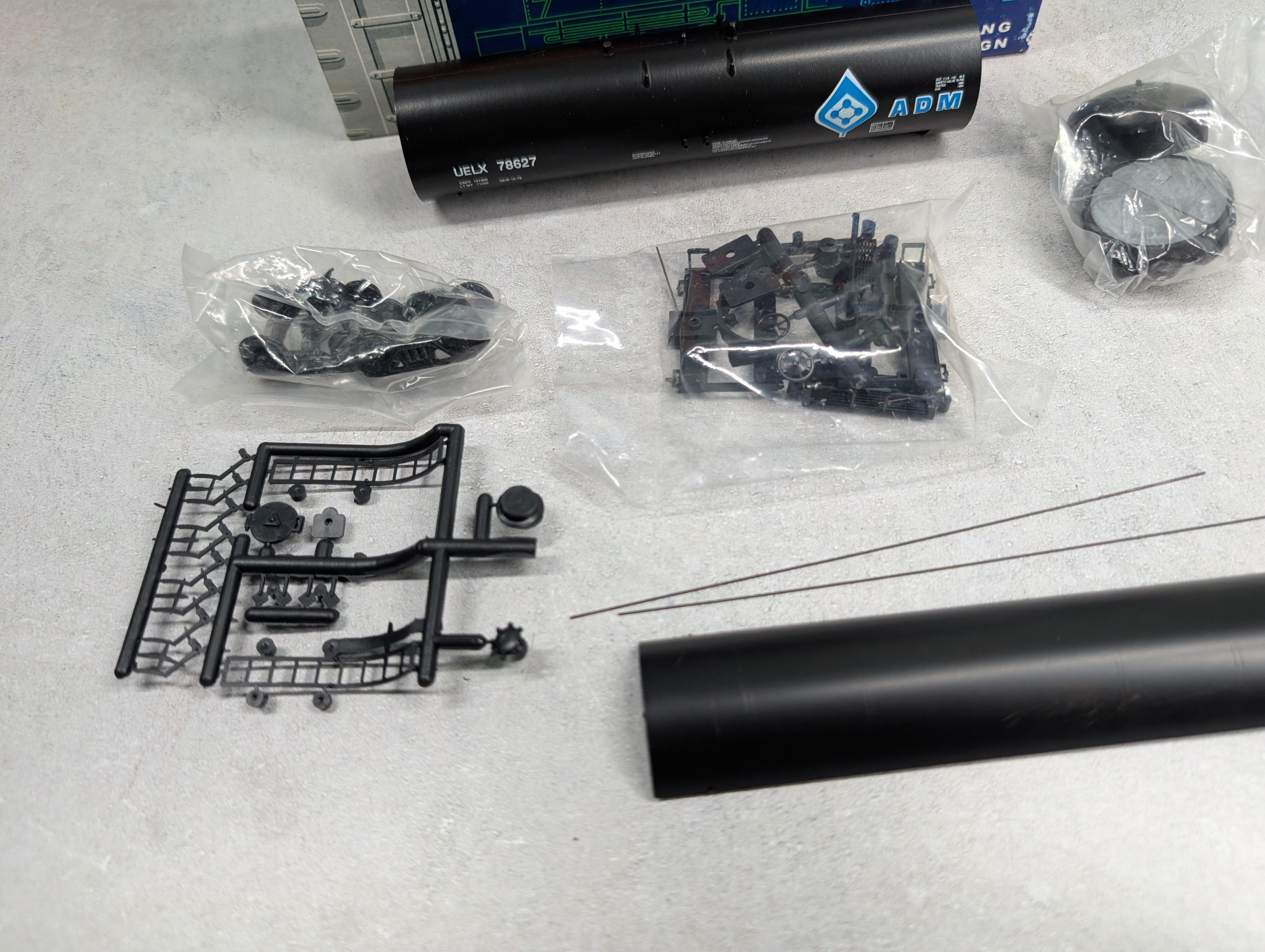 USED Roundhouse 3250 HO Scale 50' Tank Car Archer Daniels Midland UELX #78627 KIT