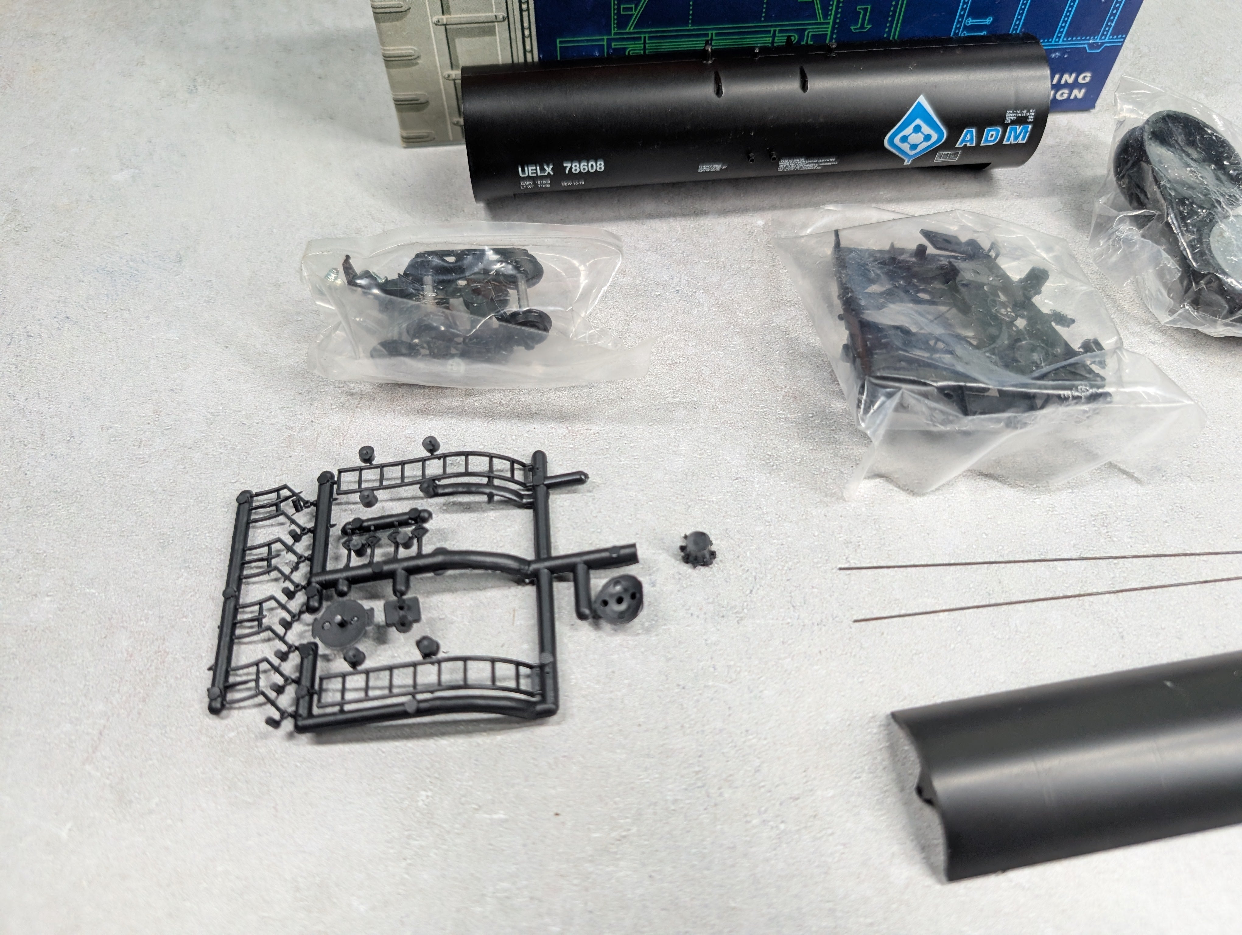 USED Roundhouse 3250 HO Scale 50' Tank Car Archer Daniels Midland UELX #78608 KIT