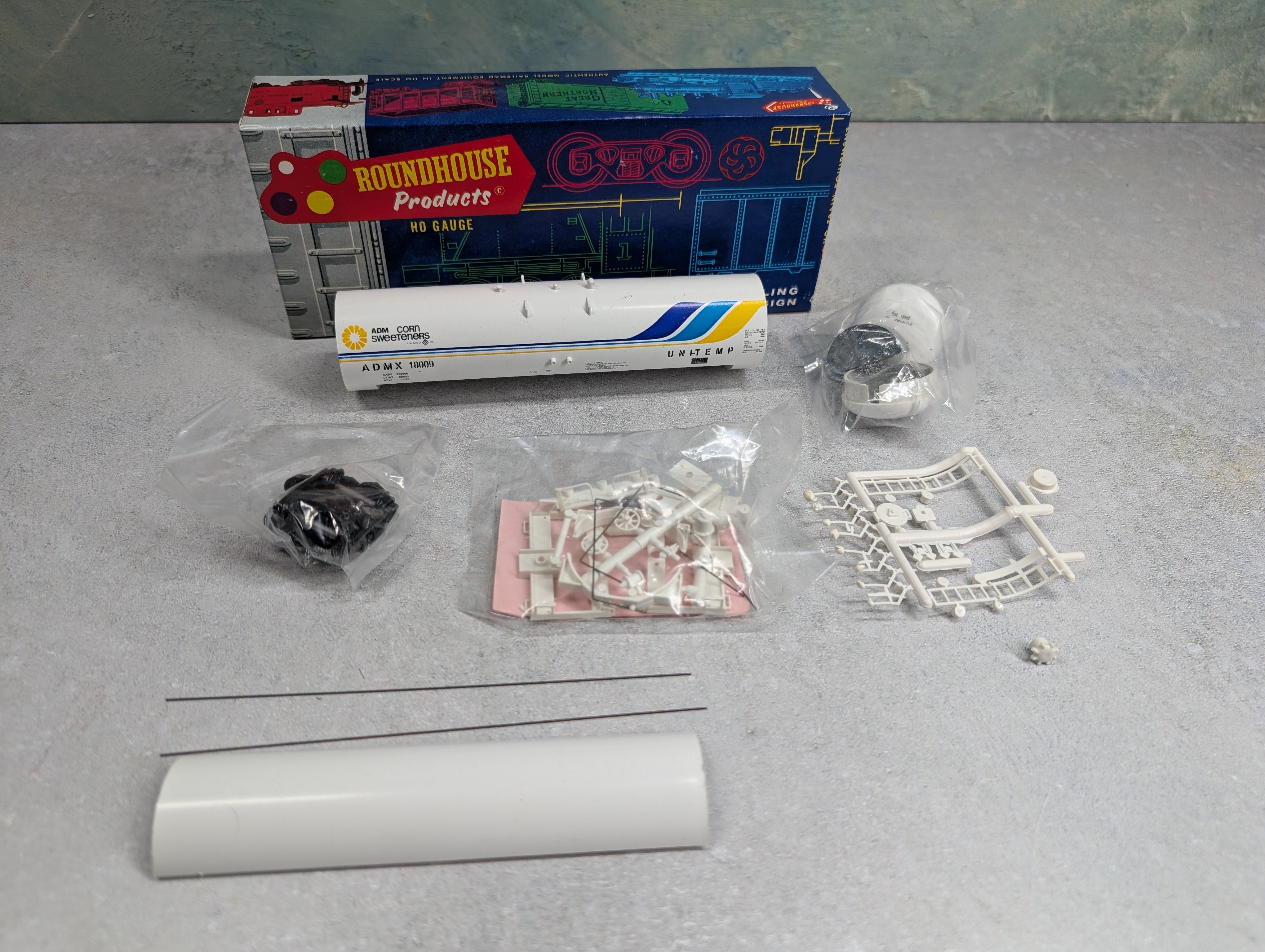 USED Roundhouse 3251 HO Scale 50' Tank Car Archer Daniels Midland ADMX #18009 Corn Sweeteners KIT